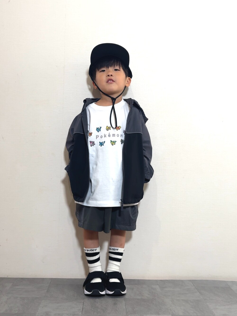 グレー系のその他パンツ、ブラック系のサンダル、ホワイト系のTシャツ/カットソーを着用したキッズの夏コーディネートの2枚目の写真