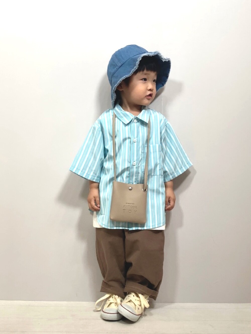「シャツスタイル、ショルダーバッグ、スニーカー、古着MIX、韓国子供服、バケットハット、デニム、ストリート、お出かけコーデ、休日スタイル、夏コーデ、淡色コーデ、フェススタイル、柄シャツ、カラーパンツ」｜「PAIRMANON STREETの【PAIRMANON STREET】マルチストライプ半袖シャツ（シャツ/ブラウス、ブルー系）」を使った、YU⭐︎さん（キッズ・90cm）の夏コーディネートの4枚目の写真