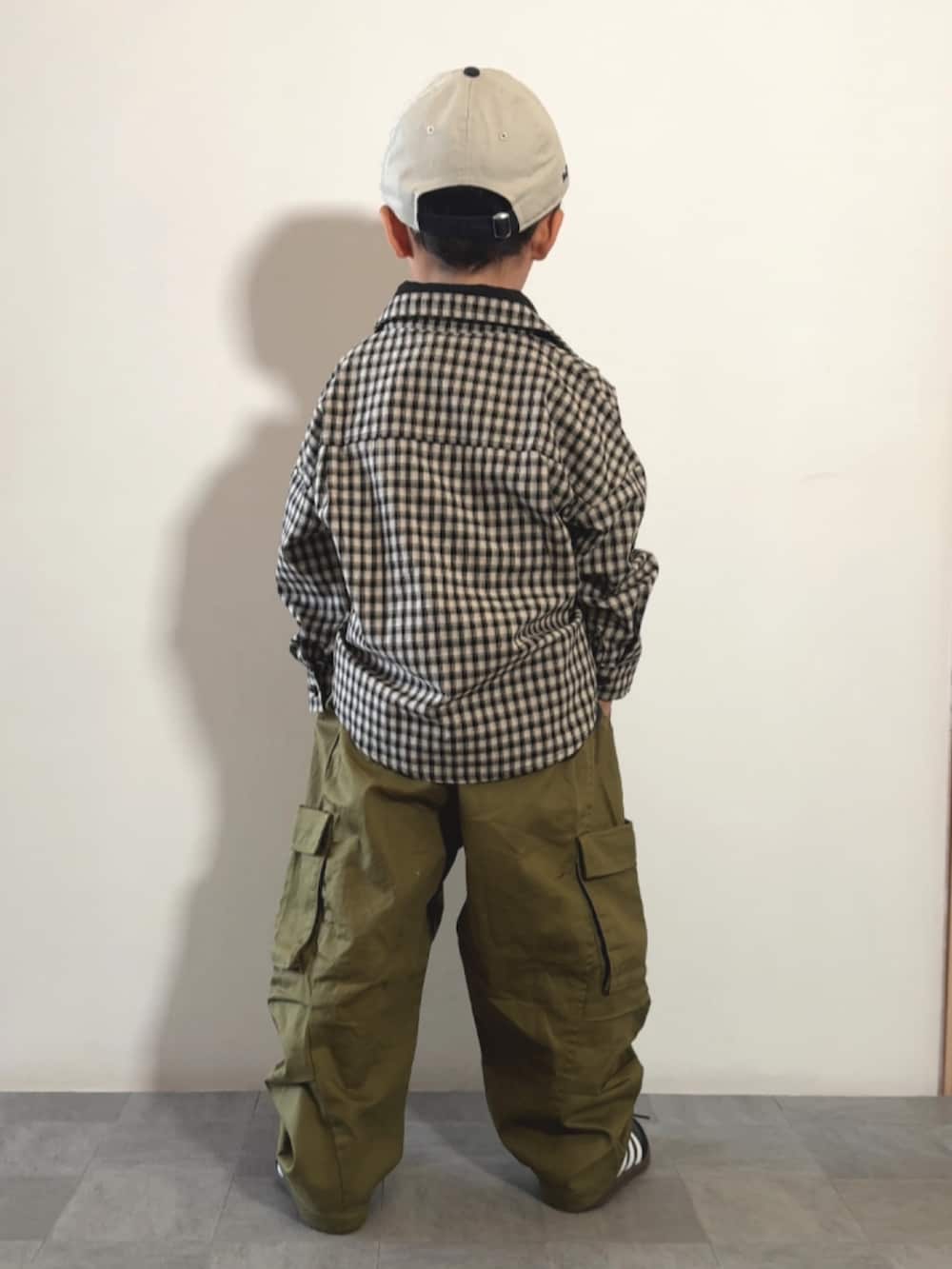 グレー系のTシャツ/カットソー、ブラック系のスニーカー、ブラック系のシャツ/ブラウスを着用したキッズの秋コーディネートの3枚目の写真