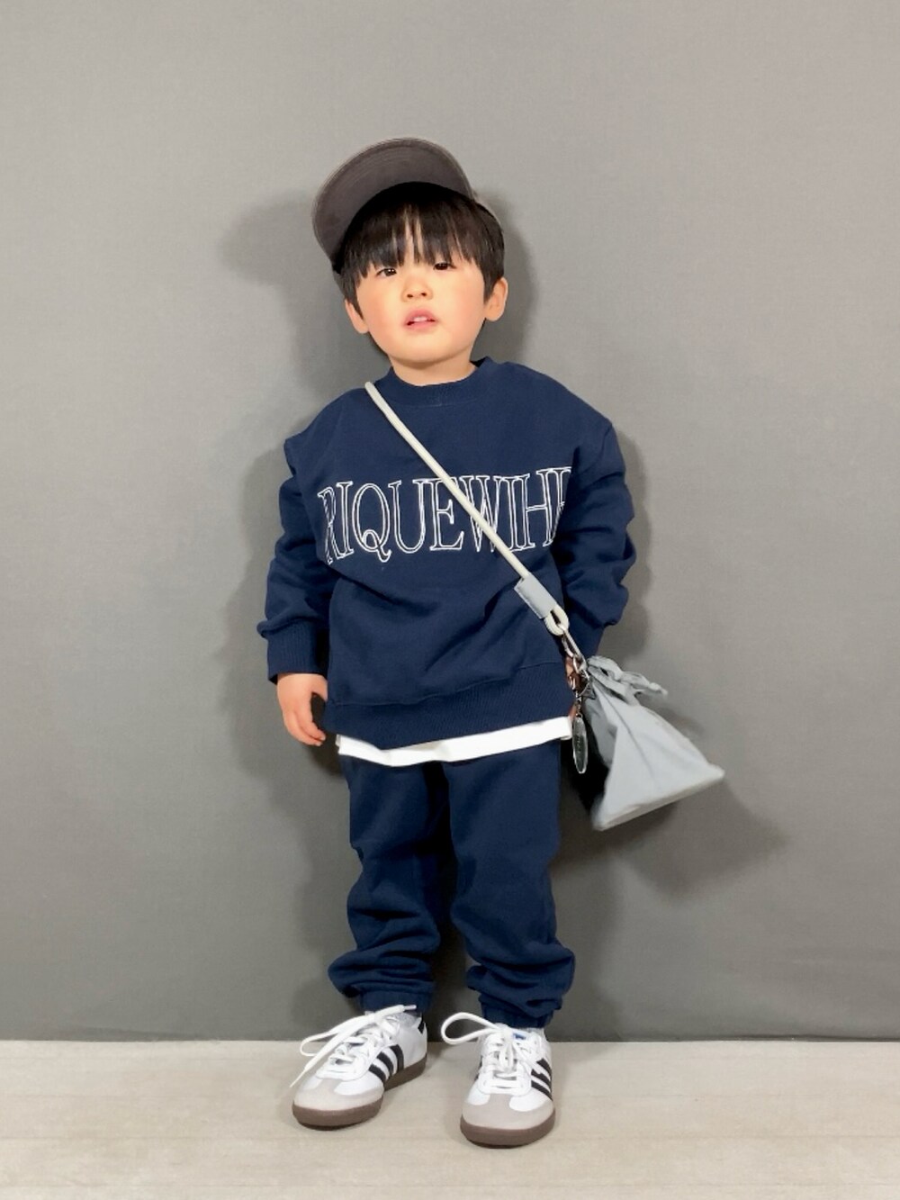 ブルー系のスウェット、ピンク系のTシャツ/カットソー、ブルー系のその他パンツを着用したキッズの春コーディネートの2枚目の写真