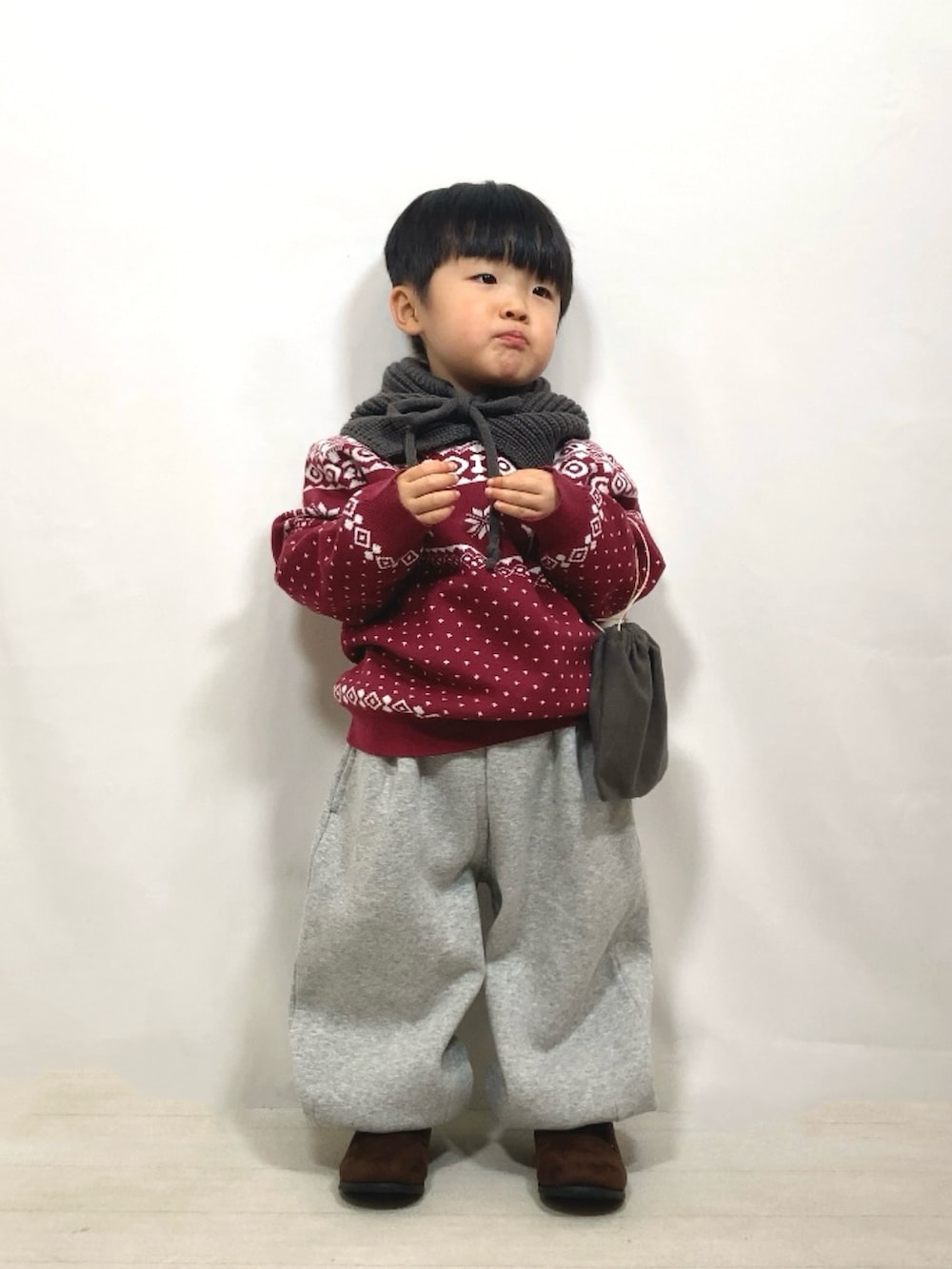 「クリスマスに着たい服、新星WEARISTAにエントリー、赤、スウェット、ブーツ、ニット、プチプラ、お出かけコーデ、休日スタイル、カジュアルコーデ、バラクラバ、冬コーデ」｜「sheinのアイテム（ニット/セーター、レッド系）」を使った、YU⭐︎さん（キッズ・90cm）の冬コーディネートの3枚目の写真
