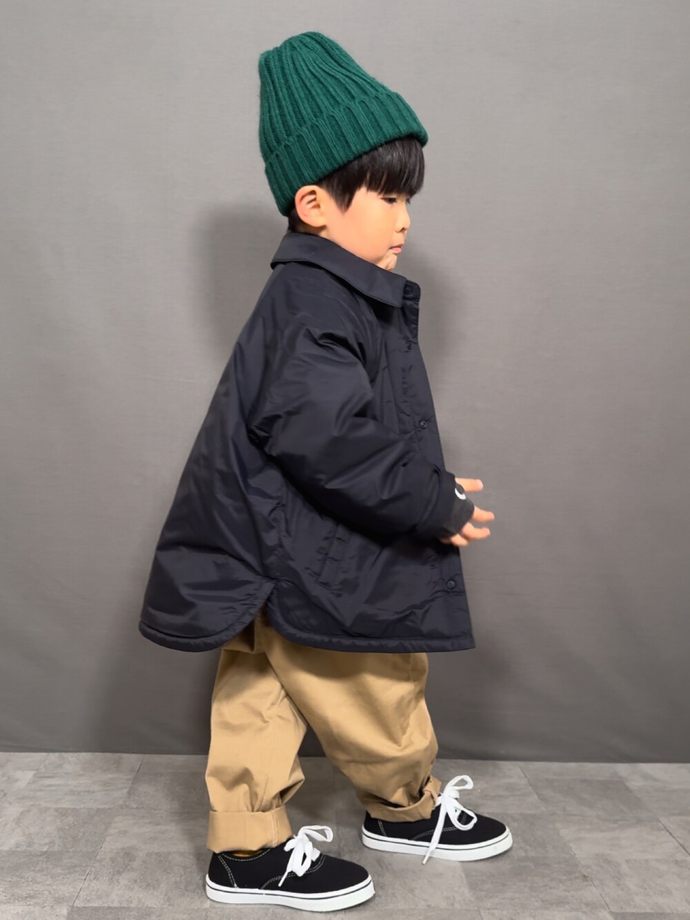 ブルー系のジャケット/アウター、グレー系のニット/セーター、ブルー系のデニムパンツを着用したキッズの秋コーディネートの5枚目の写真