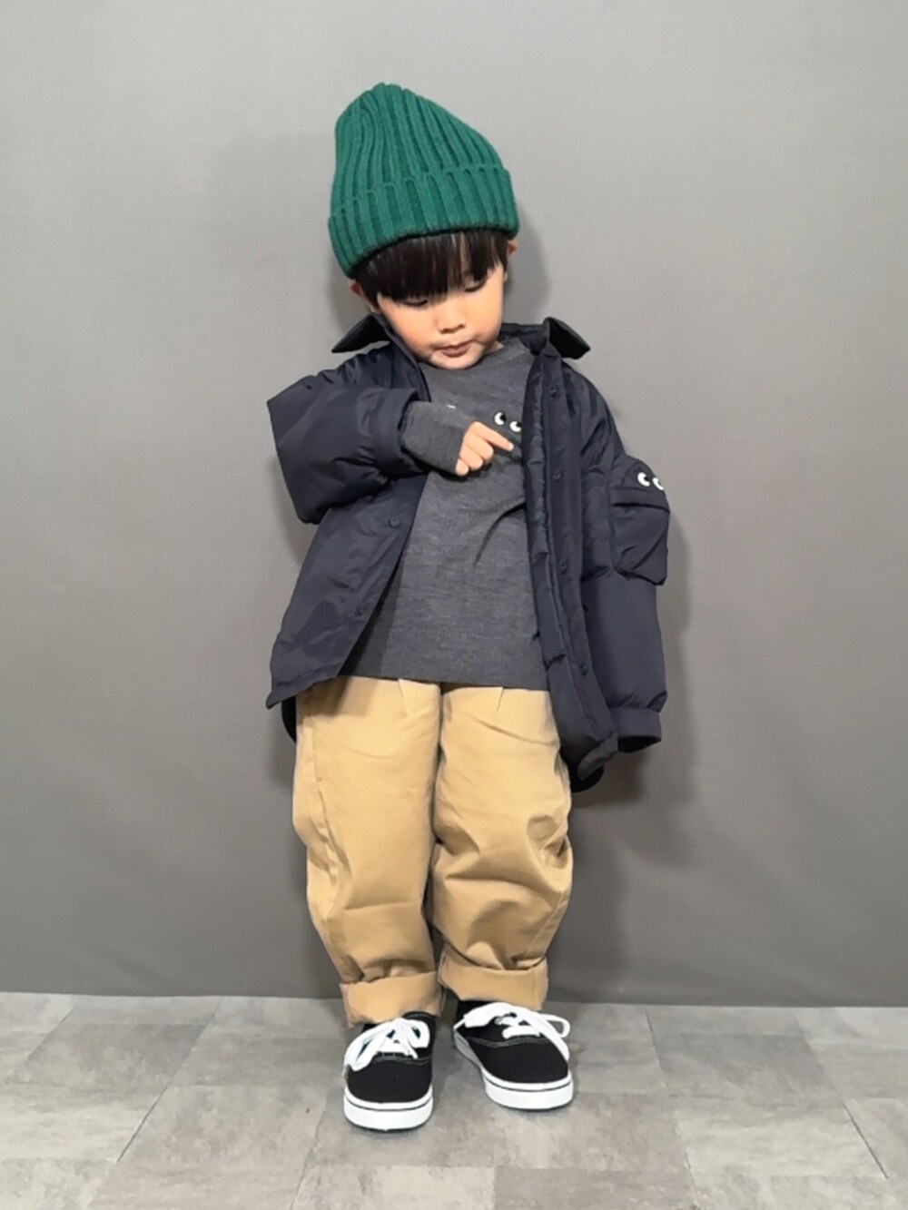 ブルー系のジャケット/アウター、グレー系のニット/セーター、ブルー系のデニムパンツを着用したキッズの秋コーディネートの3枚目の写真