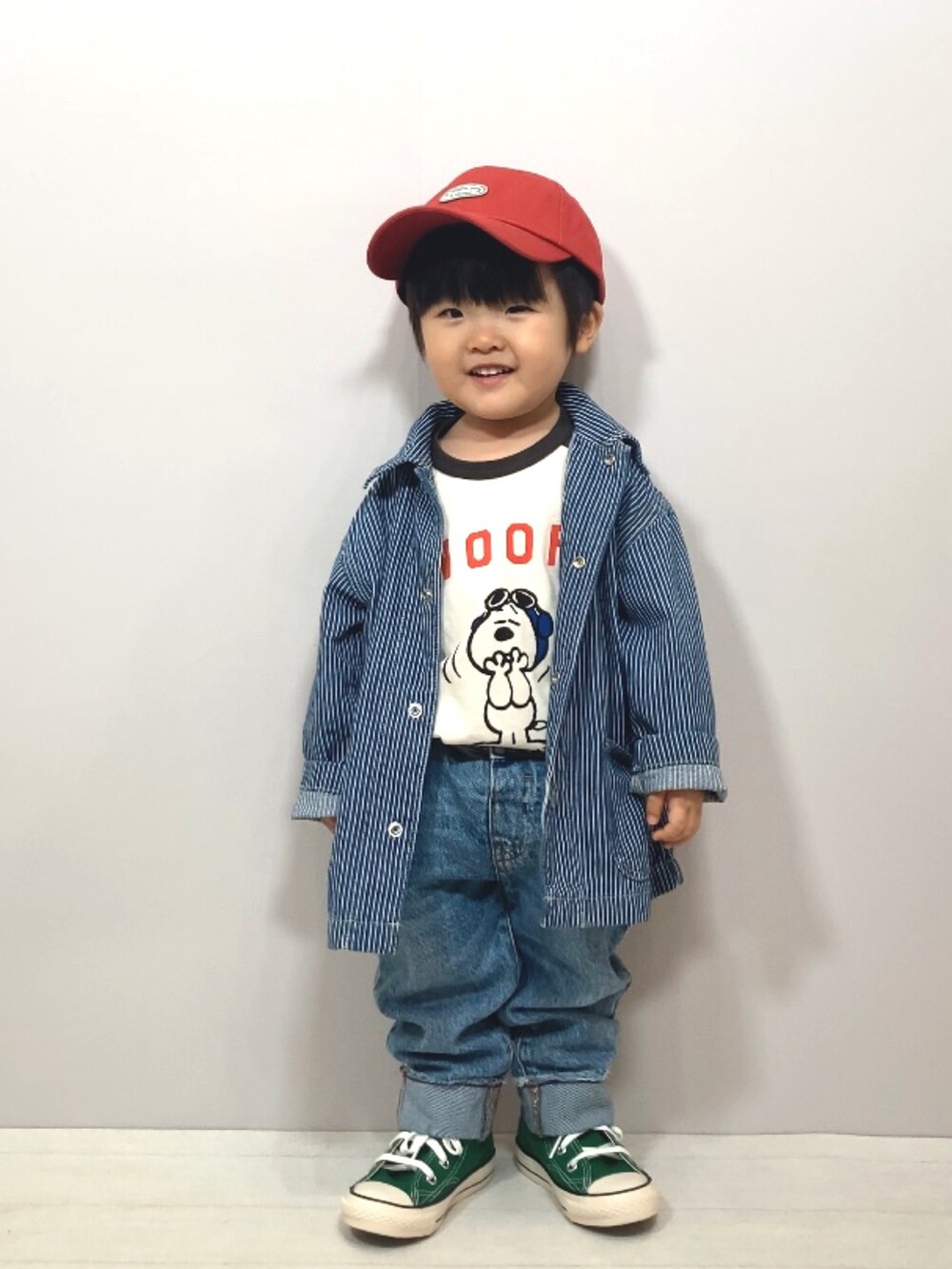 ブルー系のジャケット/アウター、グレー系のTシャツ/カットソー、ブルー系のデニムパンツを着用したキッズの冬コーディネートの3枚目の写真