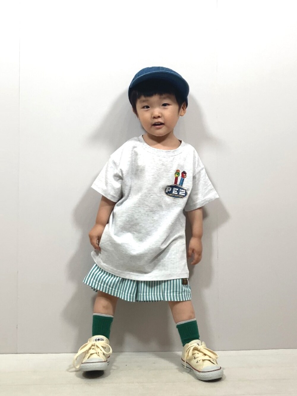 グレー系のTシャツ/カットソー、その他のその他パンツ、ホワイト系のスニーカーを着用したキッズの夏コーディネートの4枚目の写真