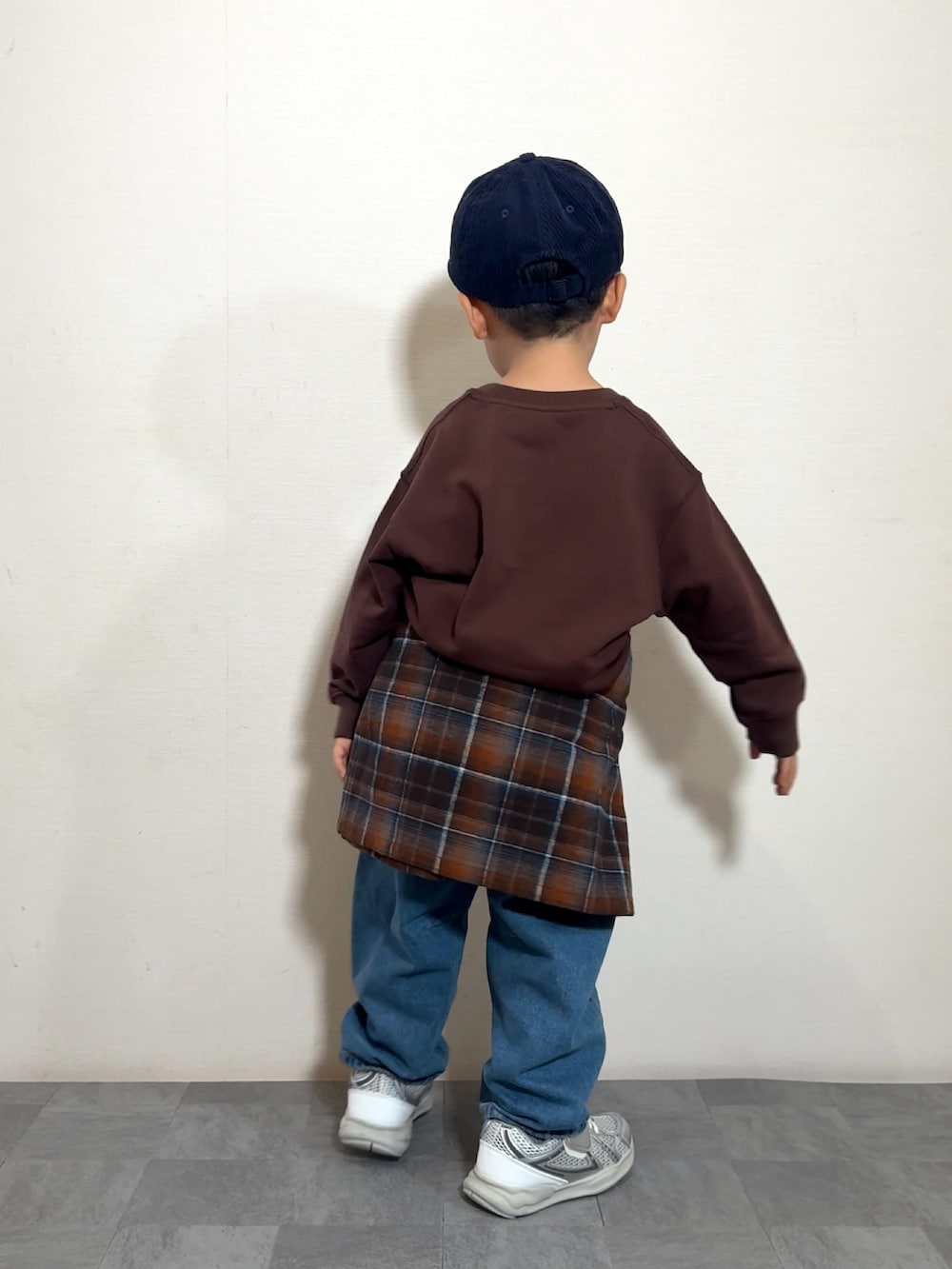 シルバー系のスニーカー、オレンジ系のシャツ/ブラウス、ブラウン系のスウェットを着用したキッズの秋コーディネートの5枚目の写真