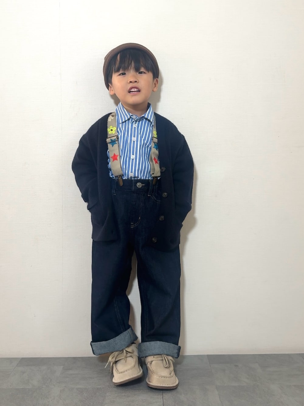 ブルー系のシャツ/ブラウス、ベージュ系のモカシン/デッキシューズ、ブルー系のニット/セーターを着用したキッズの秋コーディネートの2枚目の写真