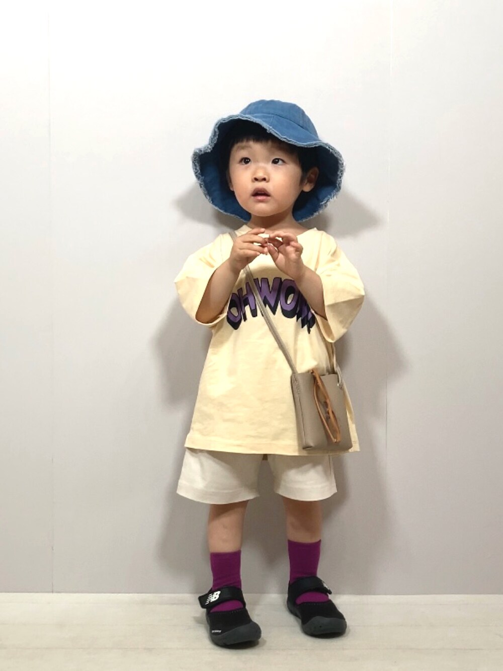 ベージュ系のTシャツ/カットソー、ホワイト系のその他パンツ、ベージュ系のショルダーバッグを着用したキッズの夏コーディネートの3枚目の写真