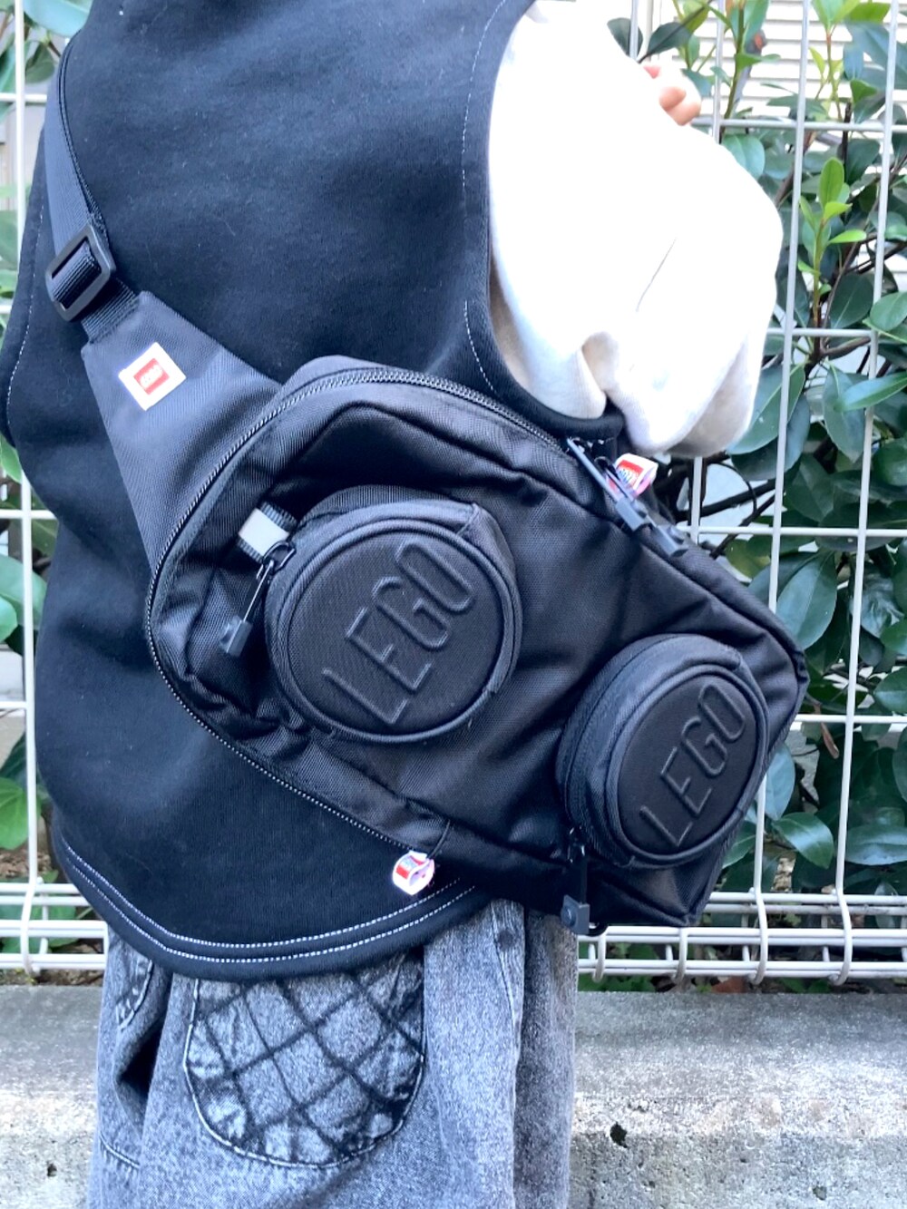 ブラック系のベスト、グレー系のスウェット、ブラック系のデニムパンツを着用したキッズの秋コーディネートの5枚目の写真