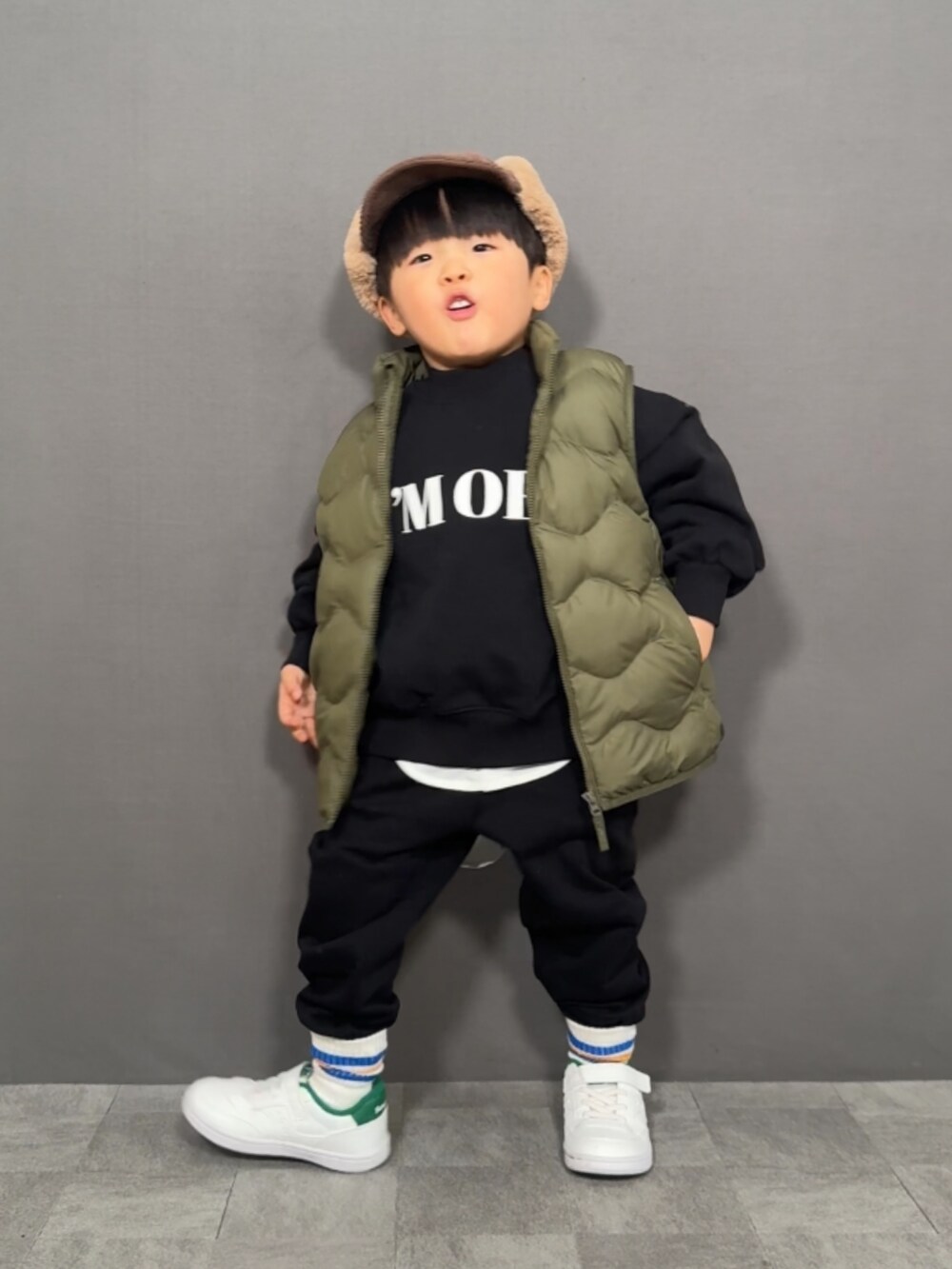 「レイヤードスタイル、お出かけコーデ、休日スタイル、スウェット、スウェットパンツ、スニーカー、フライトキャップ、シャツスタイル、ブラックコーデ、プチプラ、セットアップ、ベスト、キルティング、ダウンベスト、モノトーン」｜「UNIQLOのアイテム（ベスト、グリーン系）」を使った、YU⭐︎さん（キッズ・100cm）の冬コーディネートの2枚目の写真