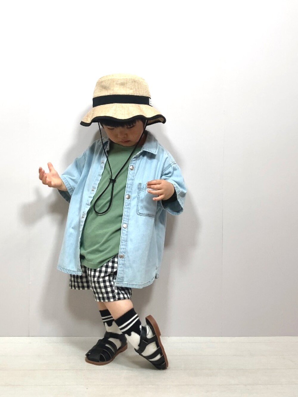 ブルー系のシャツ/ブラウス、グリーン系のTシャツ/カットソー、ブラック系のその他パンツを着用したキッズの春コーディネートの4枚目の写真