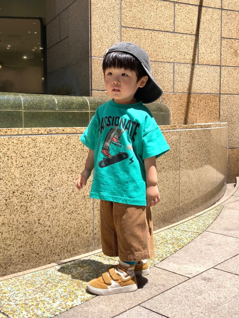 グリーン系のTシャツ/カットソー、ブラウン系のその他パンツ、イエロー系のスニーカーを着用したキッズの夏コーディネートの3枚目の写真