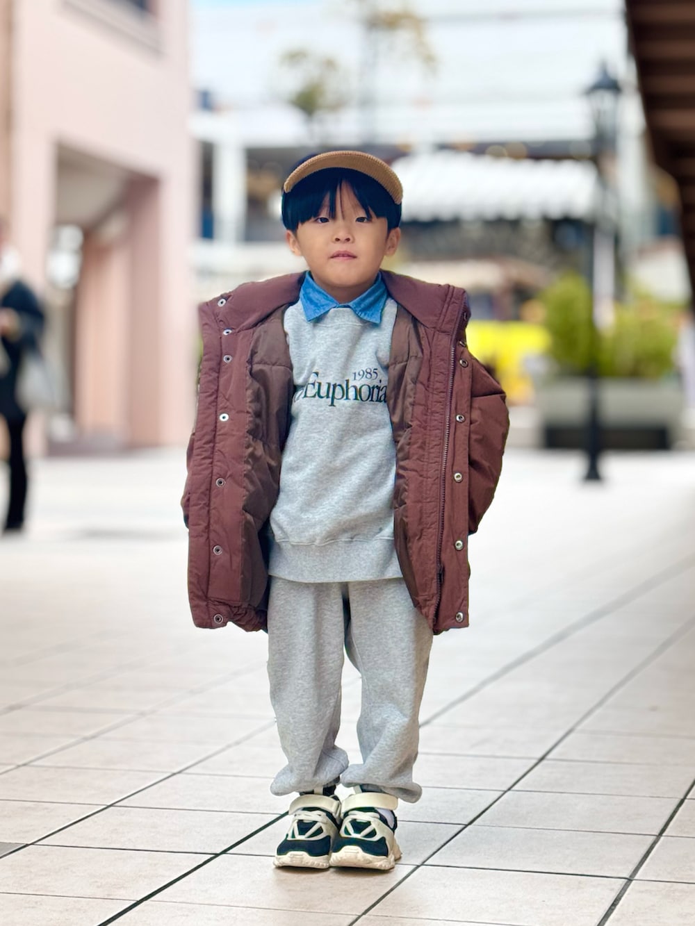 グレー系のスウェット、ブラウン系のダウンジャケット/コート、グレー系のスウェットパンツを着用したキッズの冬コーディネートの2枚目の写真