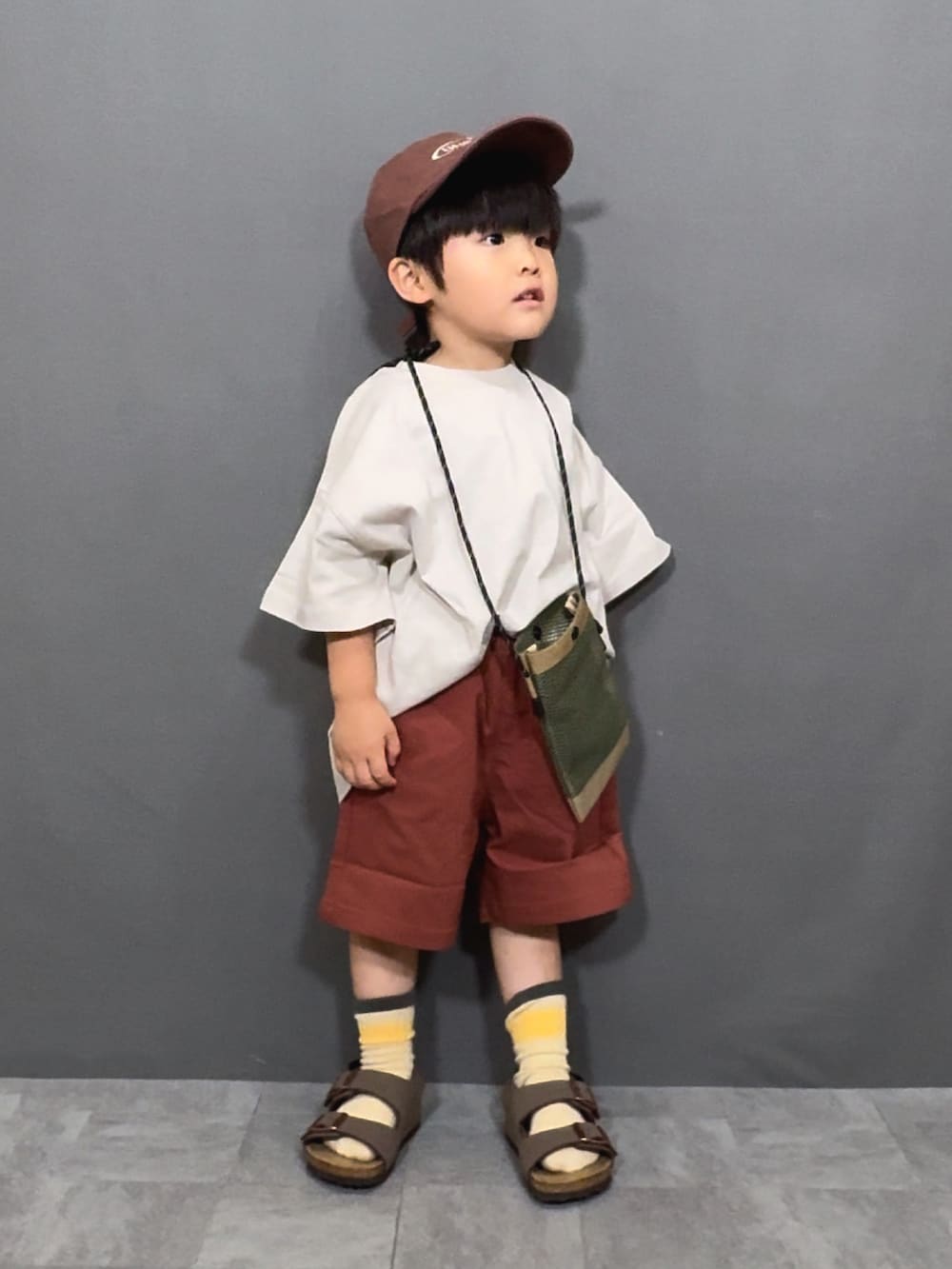 ベージュ系のTシャツ/カットソー、ブラウン系のその他パンツ、ベージュ系のショルダーバッグを着用したキッズの夏コーディネートの4枚目の写真