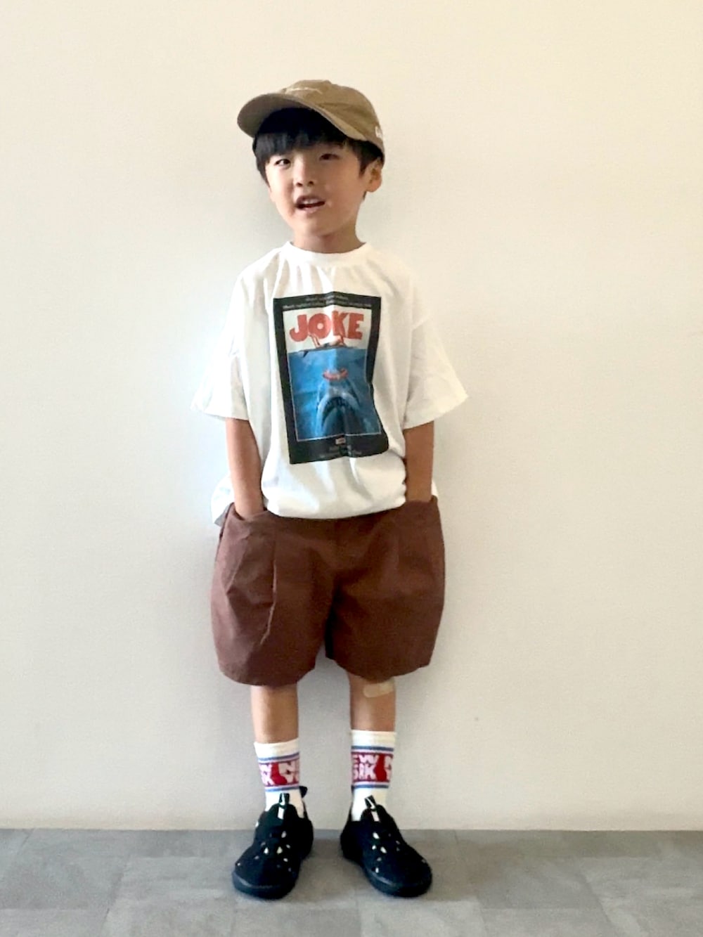 ホワイト系のTシャツ/カットソー、ブラウン系のその他パンツ、ブラック系のサンダルを着用したキッズの夏コーディネートの2枚目の写真