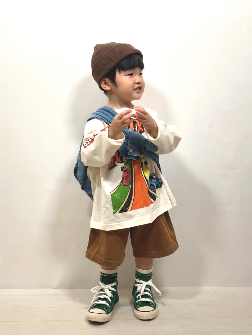 ホワイト系のTシャツ/カットソー、ブラウン系のその他パンツ、ブルー系のシャツ/ブラウスを着用したキッズの夏コーディネートの5枚目の写真