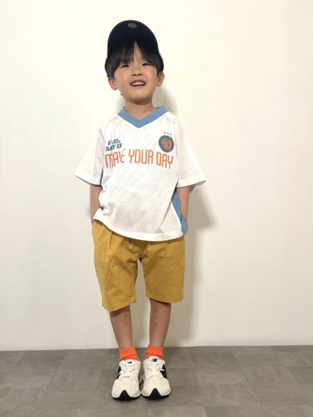 イエロー系のその他パンツ、ホワイト系のスニーカー、オレンジ系のソックス/靴下を着用したキッズの春コーディネートの2枚目の写真