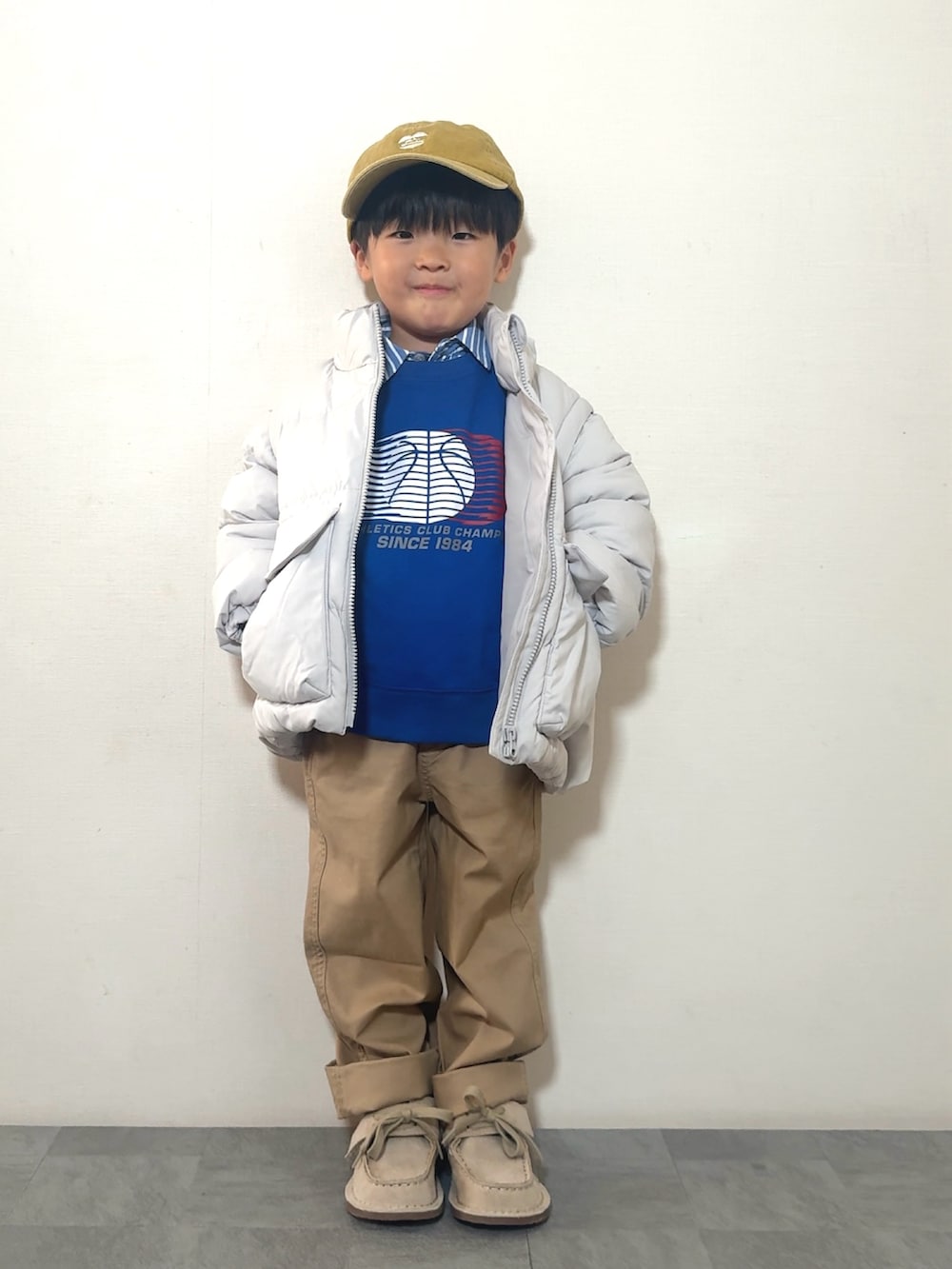 ブルー系のシャツ/ブラウス、ベージュ系のモカシン/デッキシューズ、ブルー系のスウェットを着用したキッズの秋コーディネートの2枚目の写真