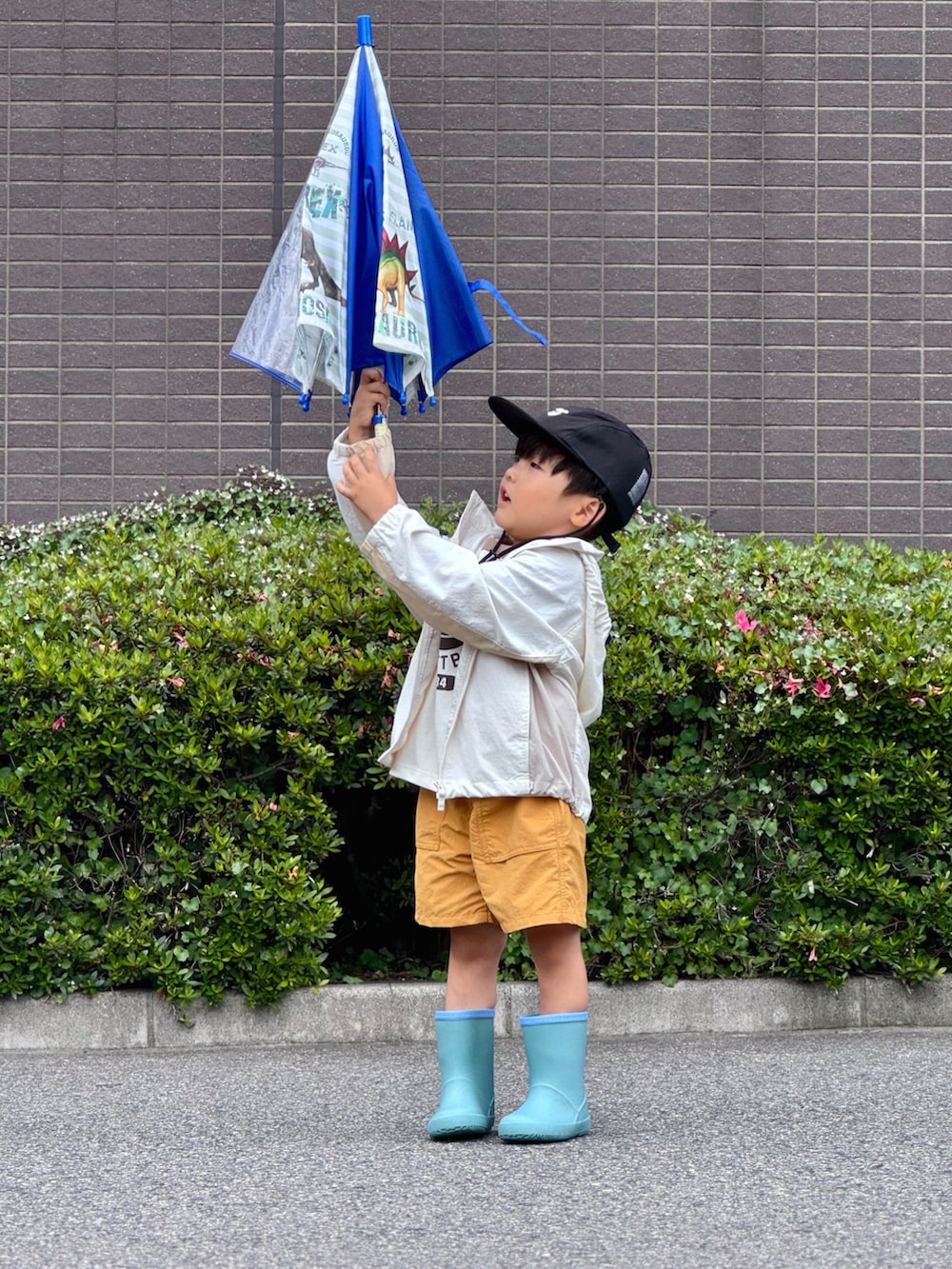 「やっぱり帽子が好き、スポーツミックス、雨の日コーデ、白Tシャツ、レインブーツ、ハーフパンツ、レイヤードスタイル、キャップ、淡色コーデ、プチプラ」｜「UNIQLOのアイテム（ジャケット/アウター、ホワイト系）」を使った、YU⭐︎さん（キッズ・100cm）の夏コーディネートの3枚目の写真