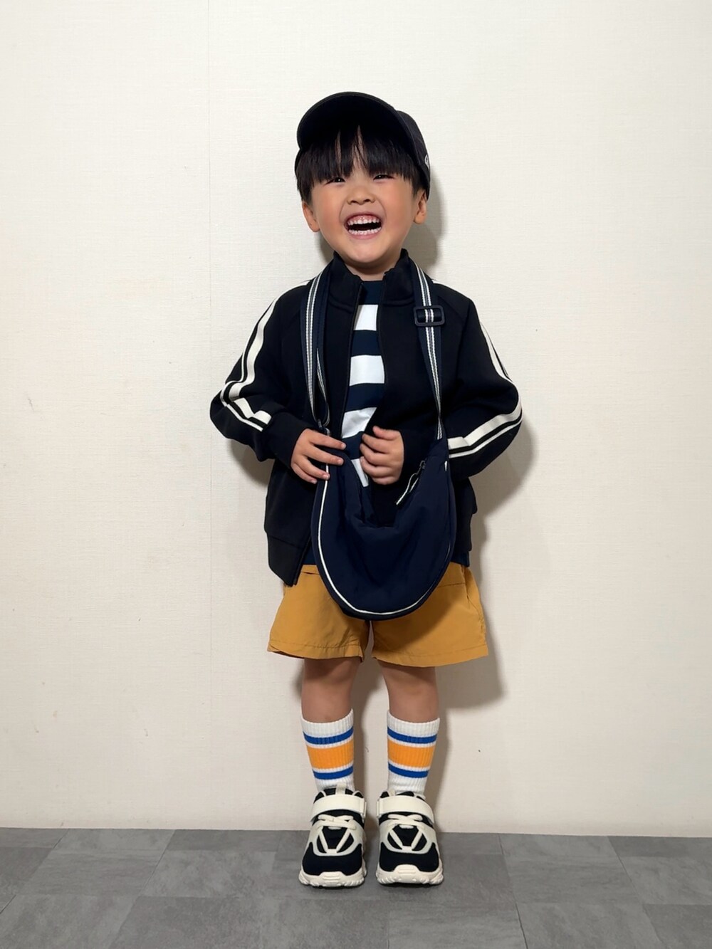 「ショルダーバッグ、ハーフパンツ、ボーダー、トラックジャケット、スポーツミックス、キャップ、スニーカー、春コーデ、休日スタイル、お出かけコーデ、デートコーデ、春アウター、春色、ジャケット、アウトドアスタイル」｜「UNIQLOのアイテム（ジャケット/アウター、ブラック系）」を使った、YU⭐︎さん（キッズ・100cm）の春コーディネートの3枚目の写真