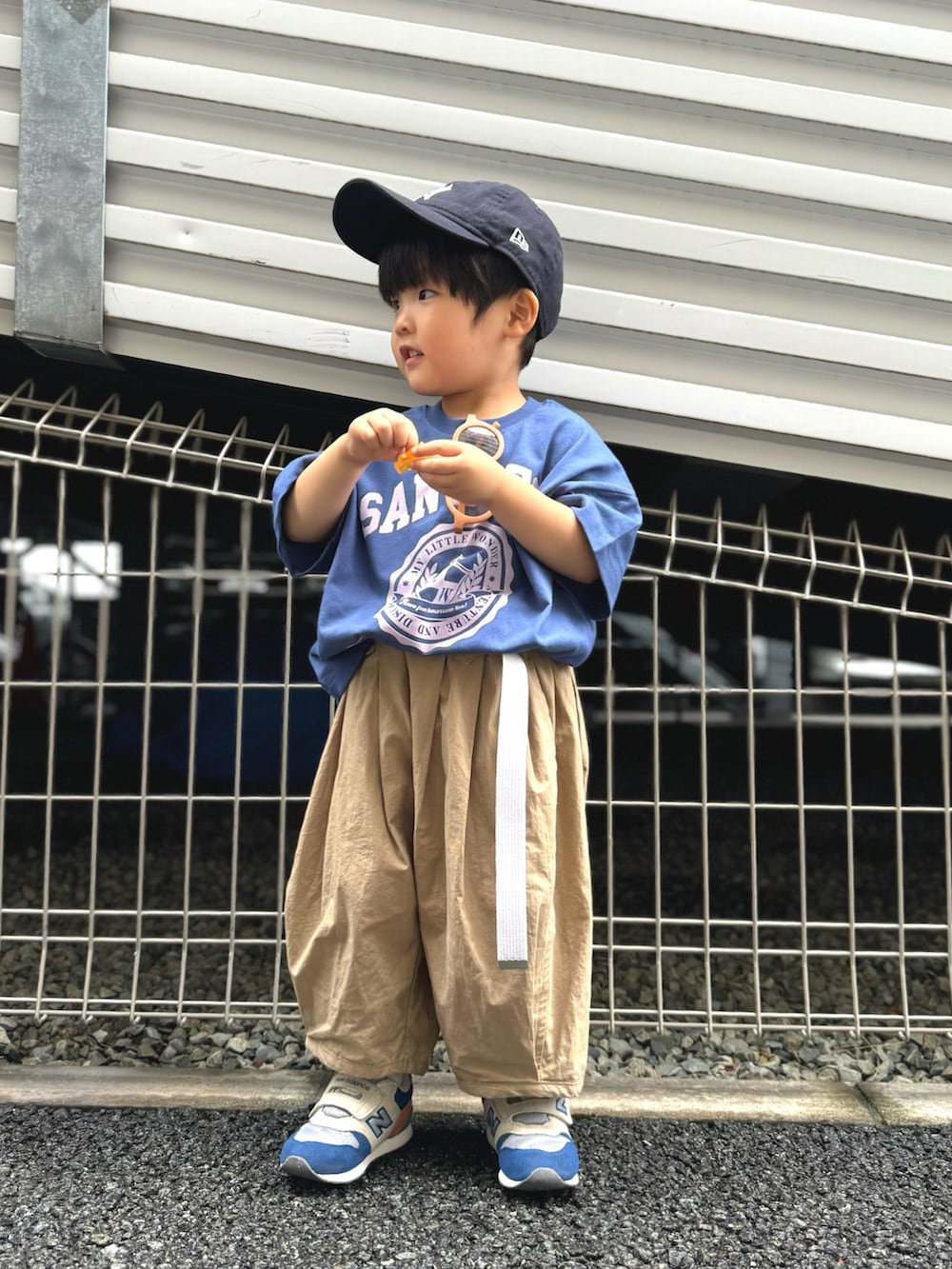 「さらっと晴れやかスナップ、夏コーデ、プチプラ、夏だ！Tシャツ着よう！、ロゴT、お出かけコーデ、ストリート、淡色コーデ、サングラス、雨の日コーデ、キャップ、スニーカー、フェスコーデ、スポーツミックス」｜「Ampersandのpremierタックボリューム半端丈パンツ（その他パンツ、ベージュ系）」を使った、YU⭐︎さん（キッズ・90cm）の夏コーディネートの2枚目の写真