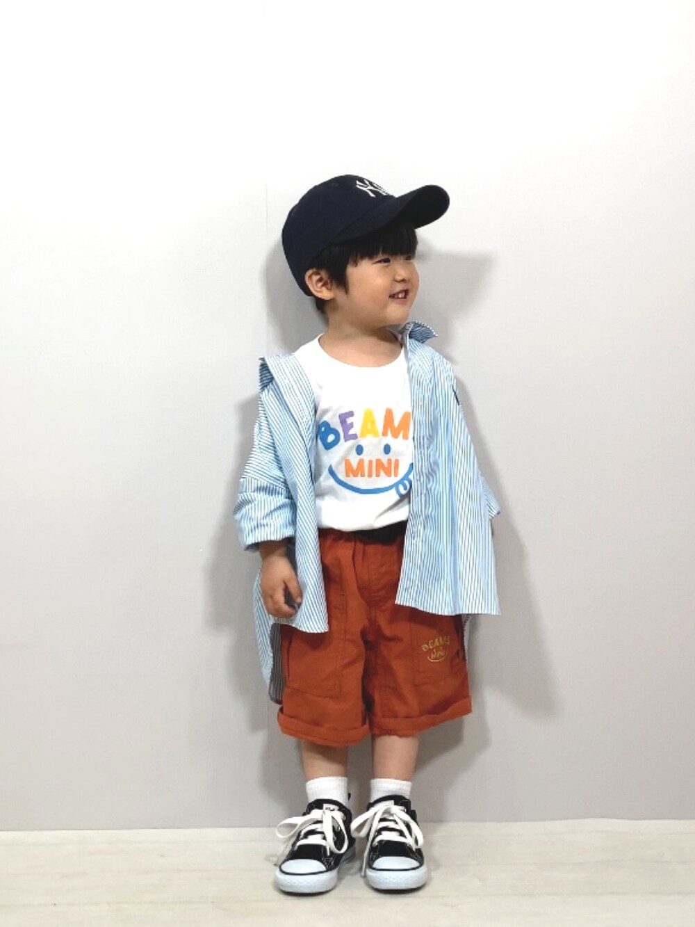 ブルー系のシャツ/ブラウス、ホワイト系のTシャツ/カットソー、オレンジ系のその他パンツを着用したキッズの春コーディネートの3枚目の写真