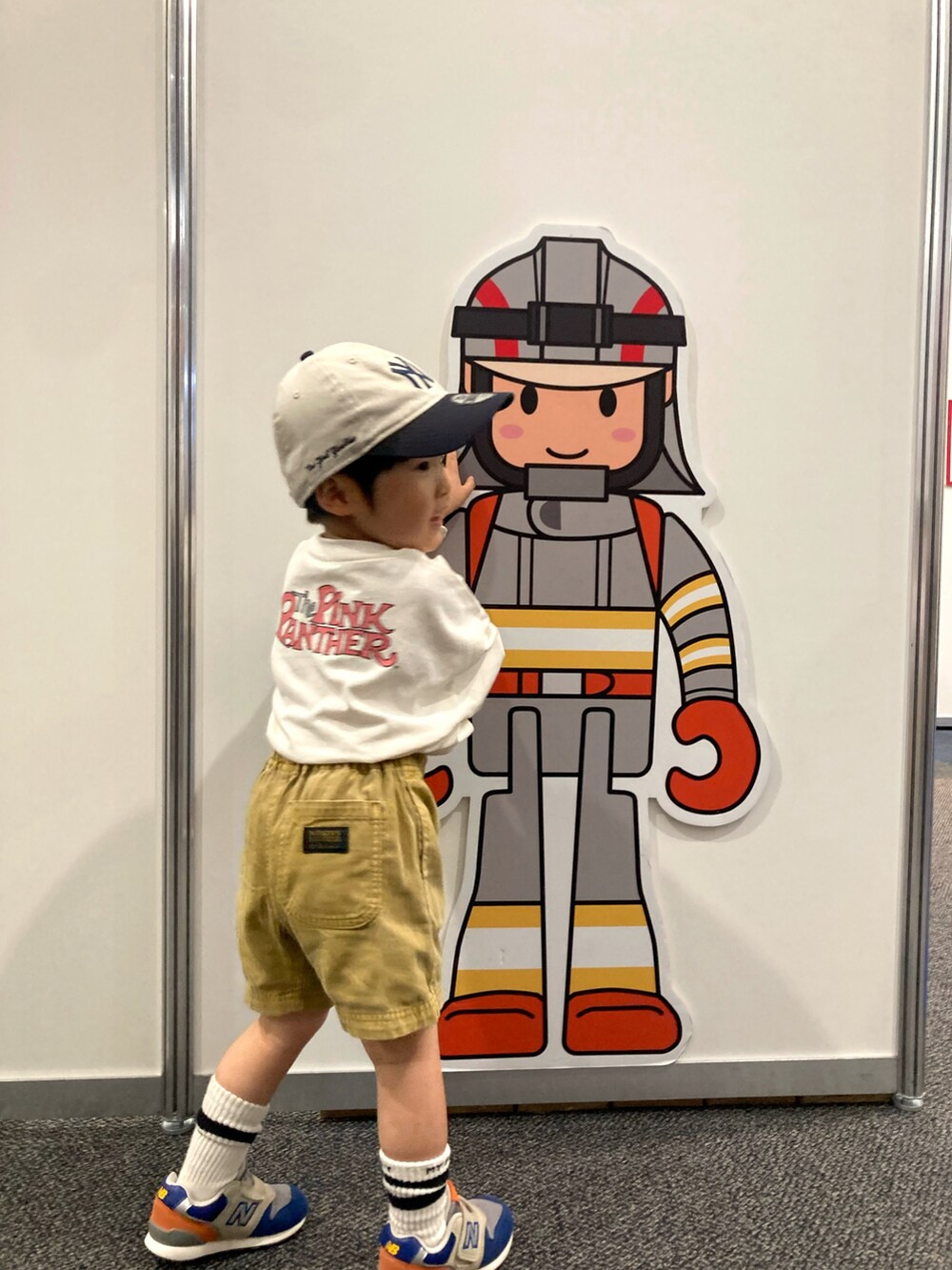 ホワイト系のTシャツ/カットソー、イエロー系のその他パンツ、その他のスニーカーを着用したキッズの春コーディネートの5枚目の写真