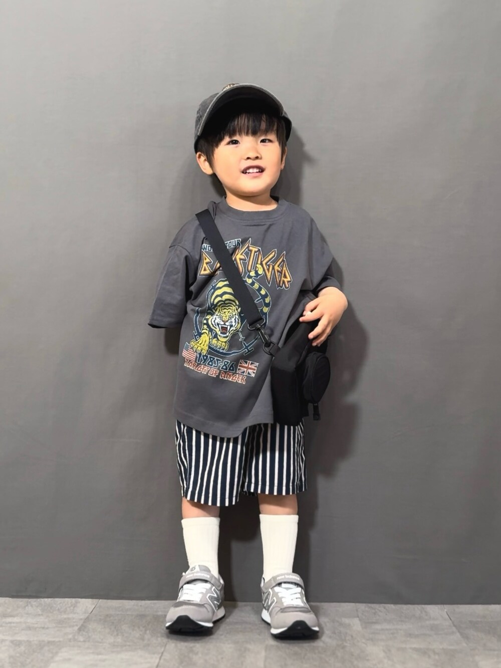 グレー系のTシャツ/カットソー、ブルー系のその他パンツ、ブラック系のメッセンジャーバッグを着用したキッズの春コーディネートの2枚目の写真