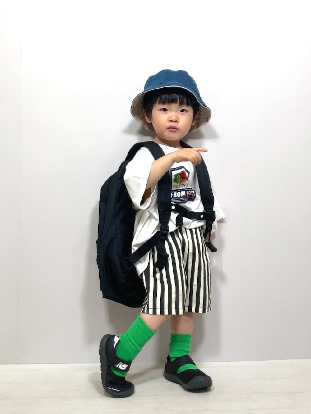 ホワイト系のTシャツ/カットソー、ブラック系のその他パンツ、ブラック系のバックパック/リュックを着用したキッズの夏コーディネートの2枚目の写真