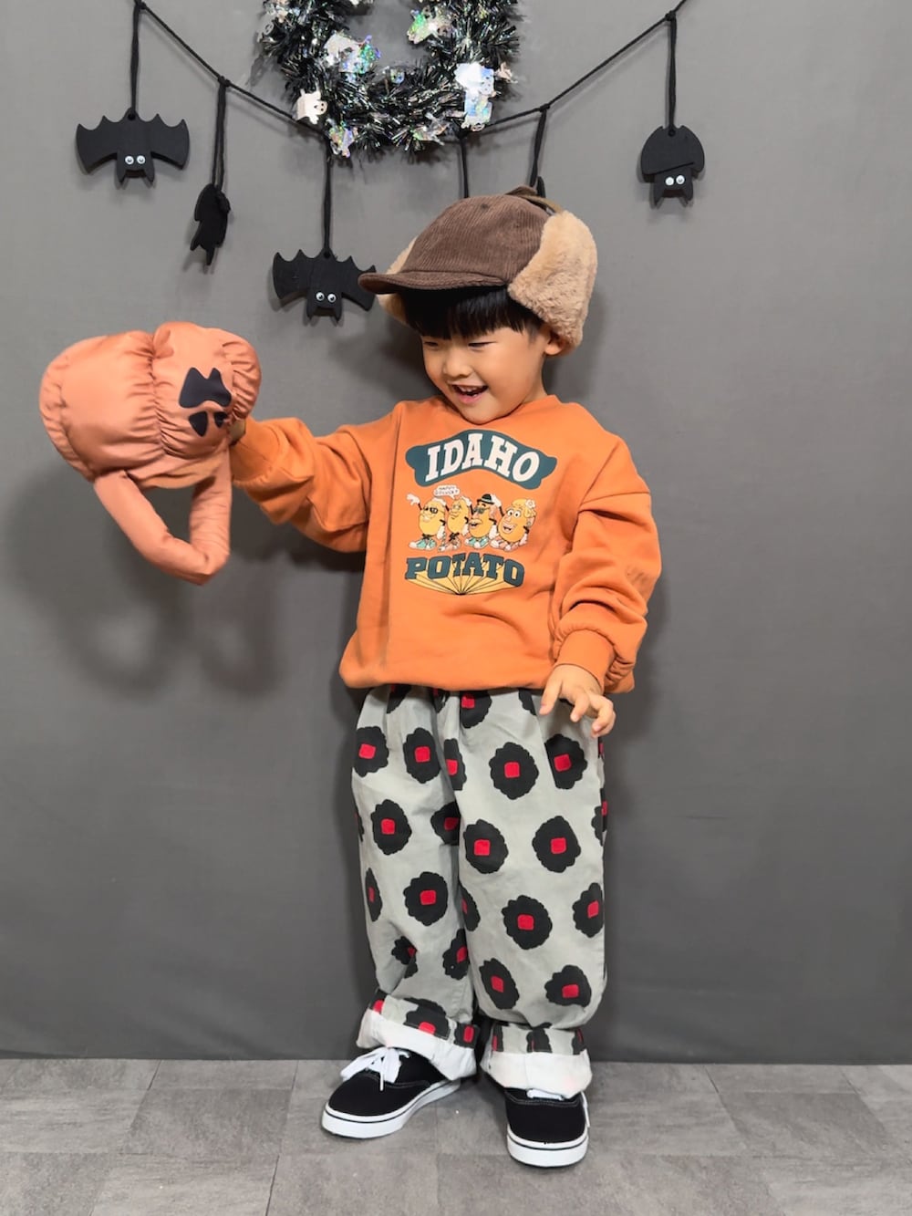 「秋っぽコーデ更新中、ハロウィン、スウェット、秋コーデ、プチプラ、スニーカー、フライトキャップ、淡色コーデ、テーマパークコーデ、コーデュロイ」｜「Ocean&Groundのアイテム（スウェット、オレンジ系）」を使った、YU⭐︎さん（キッズ・90cm）の秋コーディネートの2枚目の写真