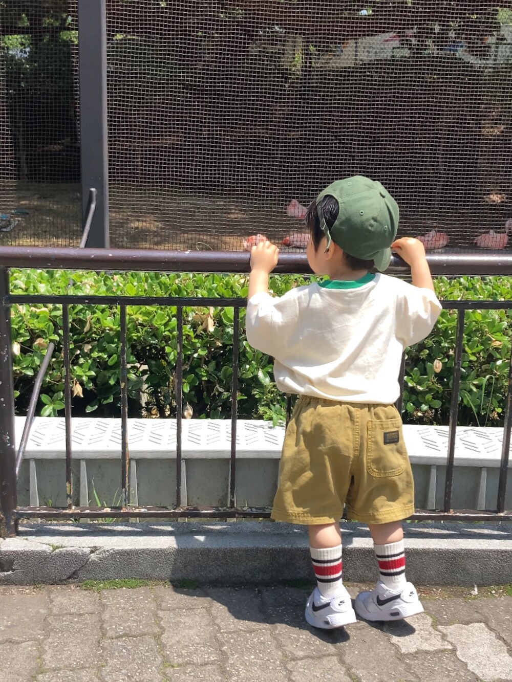 グリーン系のTシャツ/カットソー、イエロー系のその他パンツ、ホワイト系のスニーカーを着用したキッズの春コーディネートの4枚目の写真