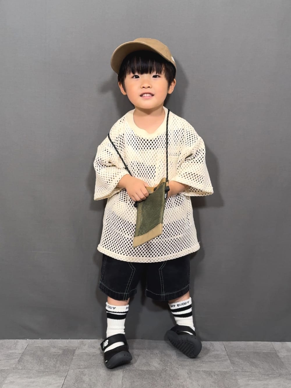 ホワイト系のTシャツ/カットソー、グレー系のTシャツ/カットソー、ブラック系のその他パンツを着用したキッズの夏コーディネートの2枚目の写真