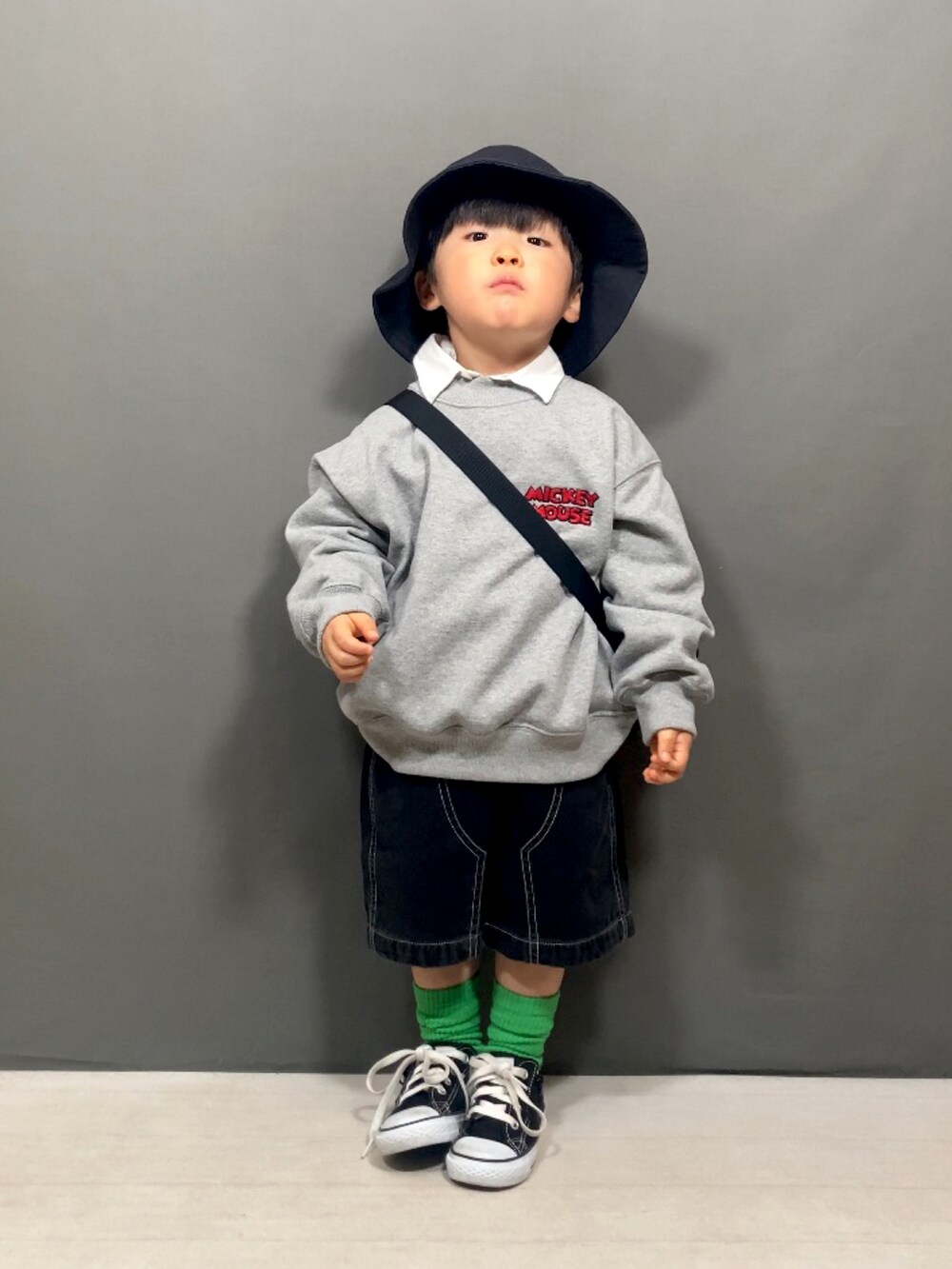 グレー系のスウェット、ホワイト系のシャツ/ブラウス、ブラック系のその他パンツを着用したキッズの冬コーディネートの2枚目の写真