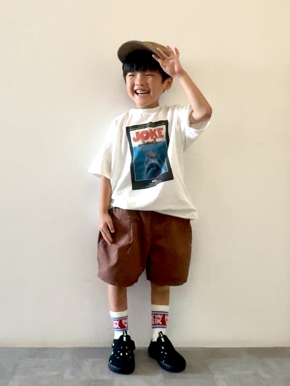 ホワイト系のTシャツ/カットソー、ブラウン系のその他パンツ、ブラック系のサンダルを着用したキッズの夏コーディネートの3枚目の写真
