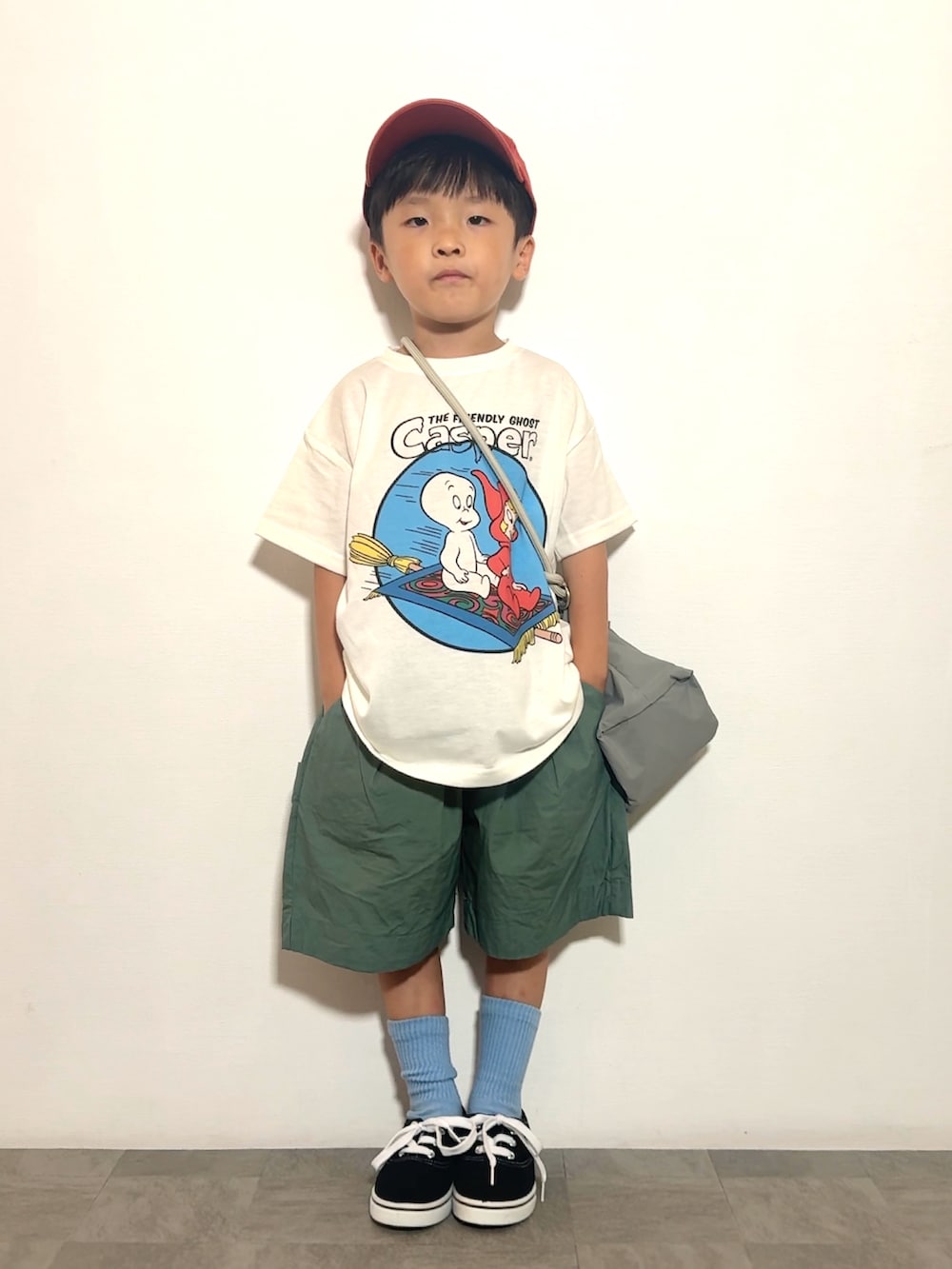 ホワイト系のTシャツ/カットソー、ブラック系のスニーカー、グレー系のショルダーバッグを着用したキッズの夏コーディネートの2枚目の写真