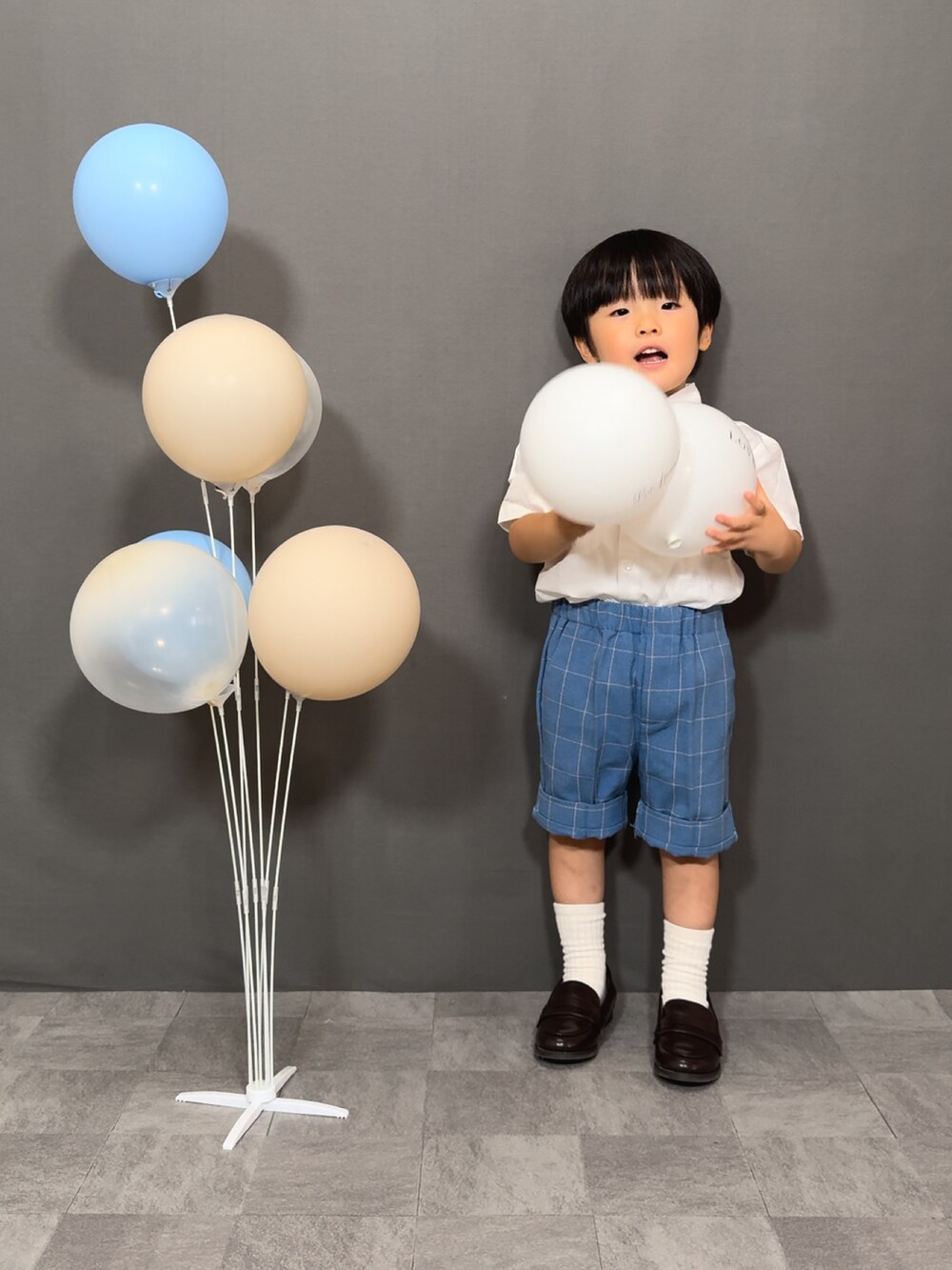 「セットアップ、チェック、シャツスタイル、オケージョン、ローファー、誕生日、ハーフパンツ」｜「DAY CLOSETのキッズスーツ 半袖シャツ+サスペンダー+ネクタイ+チェック柄パンツ シャツ 4点セット（セットアップ、ブルー系）」を使った、YU⭐︎さん（キッズ・90cm）の夏コーディネートの3枚目の写真