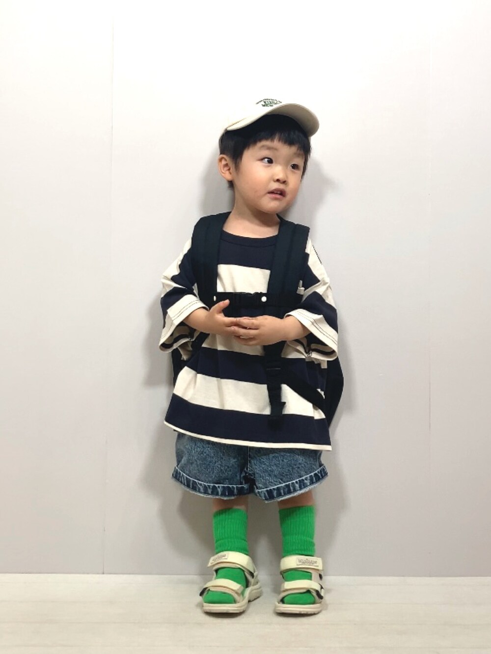 グレー系のTシャツ/カットソー、ブルー系のデニムパンツ、ブラック系のバックパック/リュックを着用したキッズの夏コーディネートの3枚目の写真