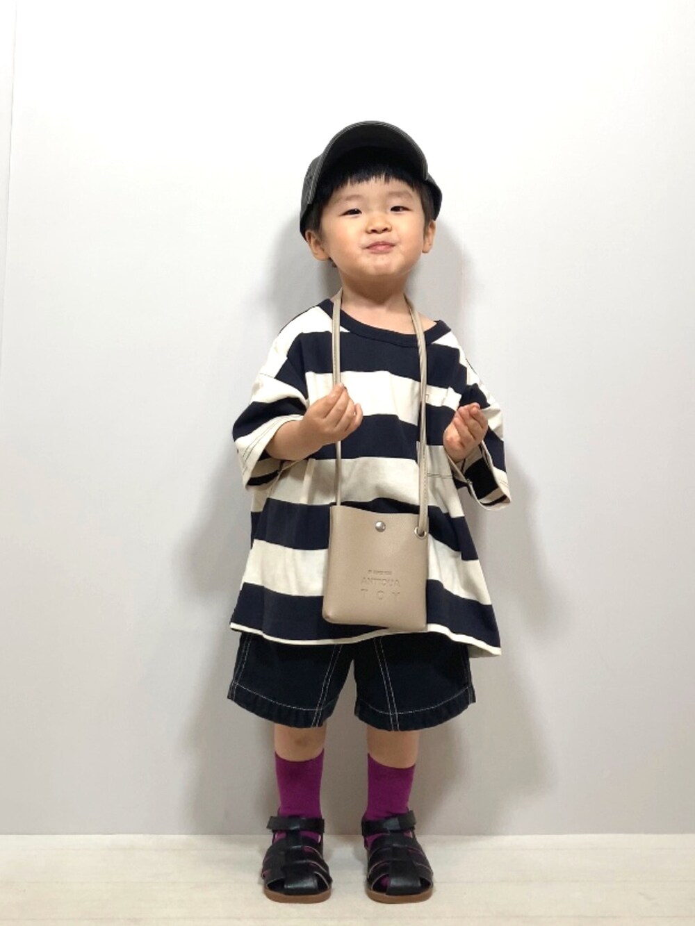 グレー系のTシャツ/カットソー、ブラック系のその他パンツ、ベージュ系のショルダーバッグを着用したキッズの夏コーディネートの2枚目の写真