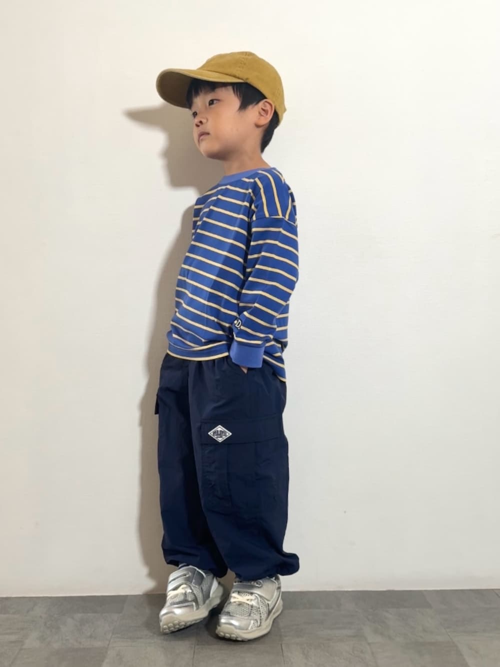 ブルー系のTシャツ/カットソー、ブルー系のその他パンツ、シルバー系のスニーカーを着用したキッズの秋コーディネートの3枚目の写真