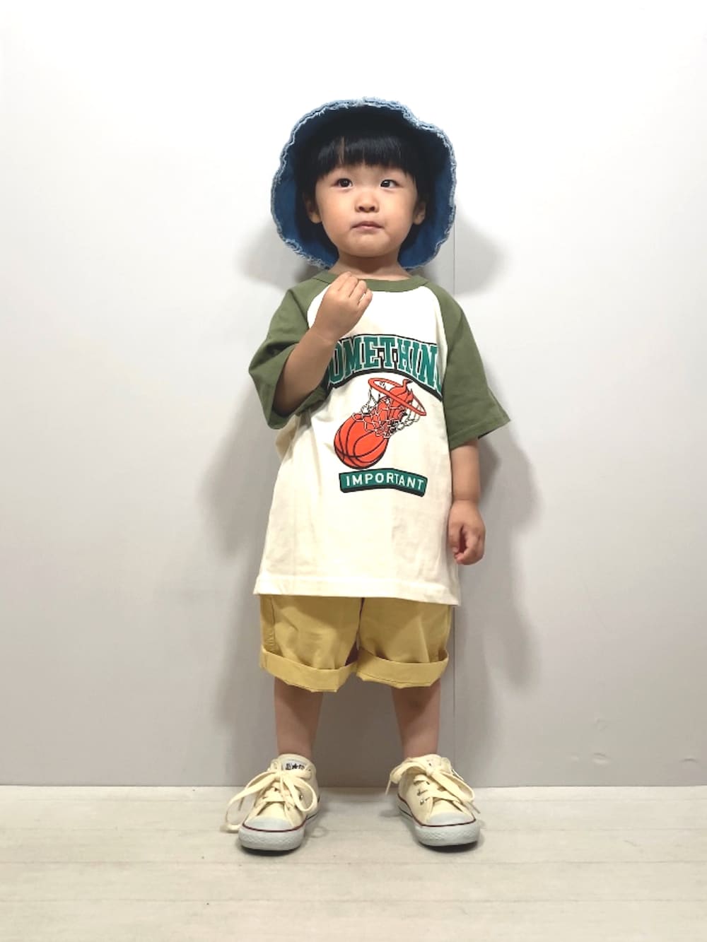 グリーン系のTシャツ/カットソー、イエロー系のパンツ、ホワイト系のスニーカーを着用したキッズの夏コーディネートの2枚目の写真