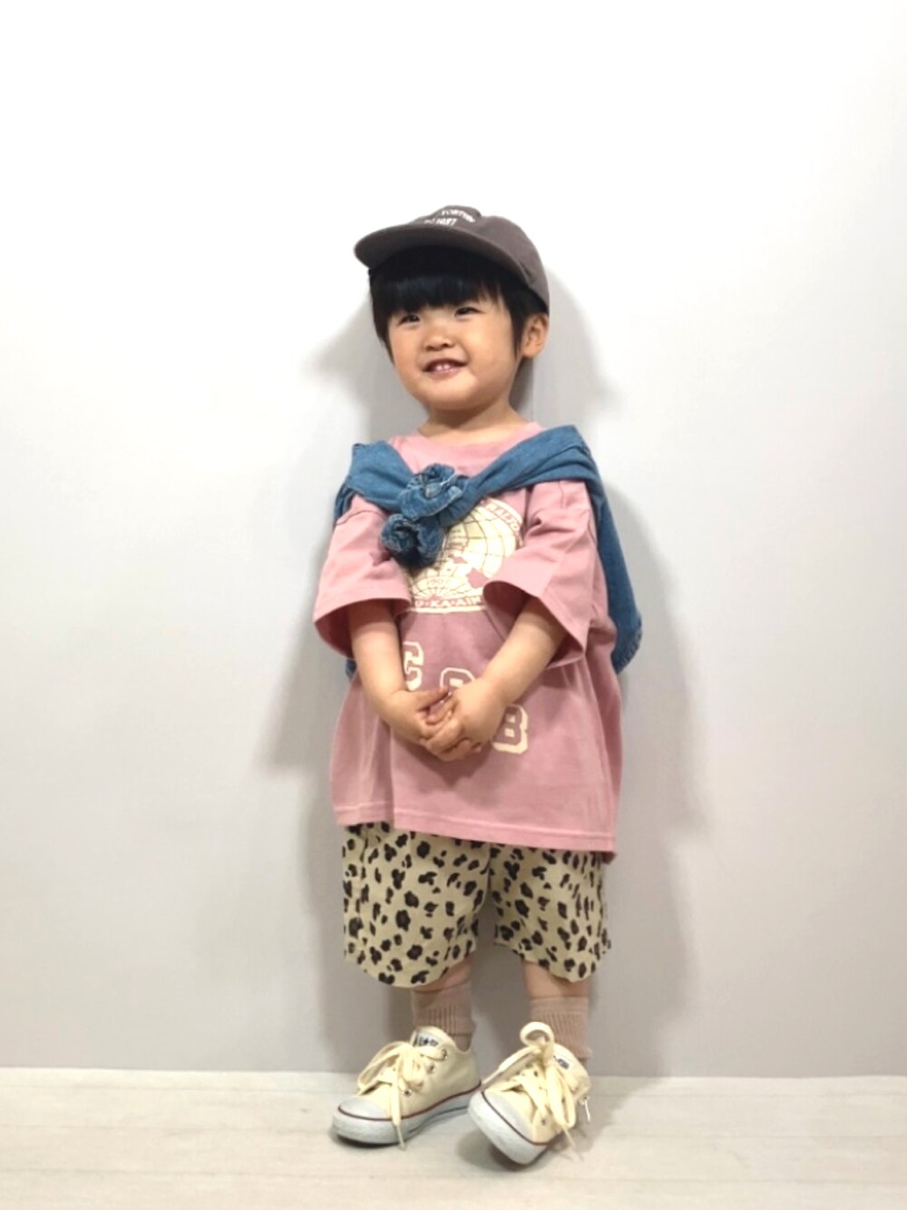「ピンク、デニム、シャツスタイル、レイヤードスタイル、カジュアルコーデ、シンプルコーデ、休日スタイル、古着MIX、韓国子供服、キャップ、プチプラ、淡色コーデ、スニーカー、春コーデ、ショートパンツ」｜「BREEZEのカラフルカレッジTシャツ（Tシャツ/カットソー、ピンク系）」を使った、YU⭐︎さん（キッズ・90cm）の春コーディネートの3枚目の写真