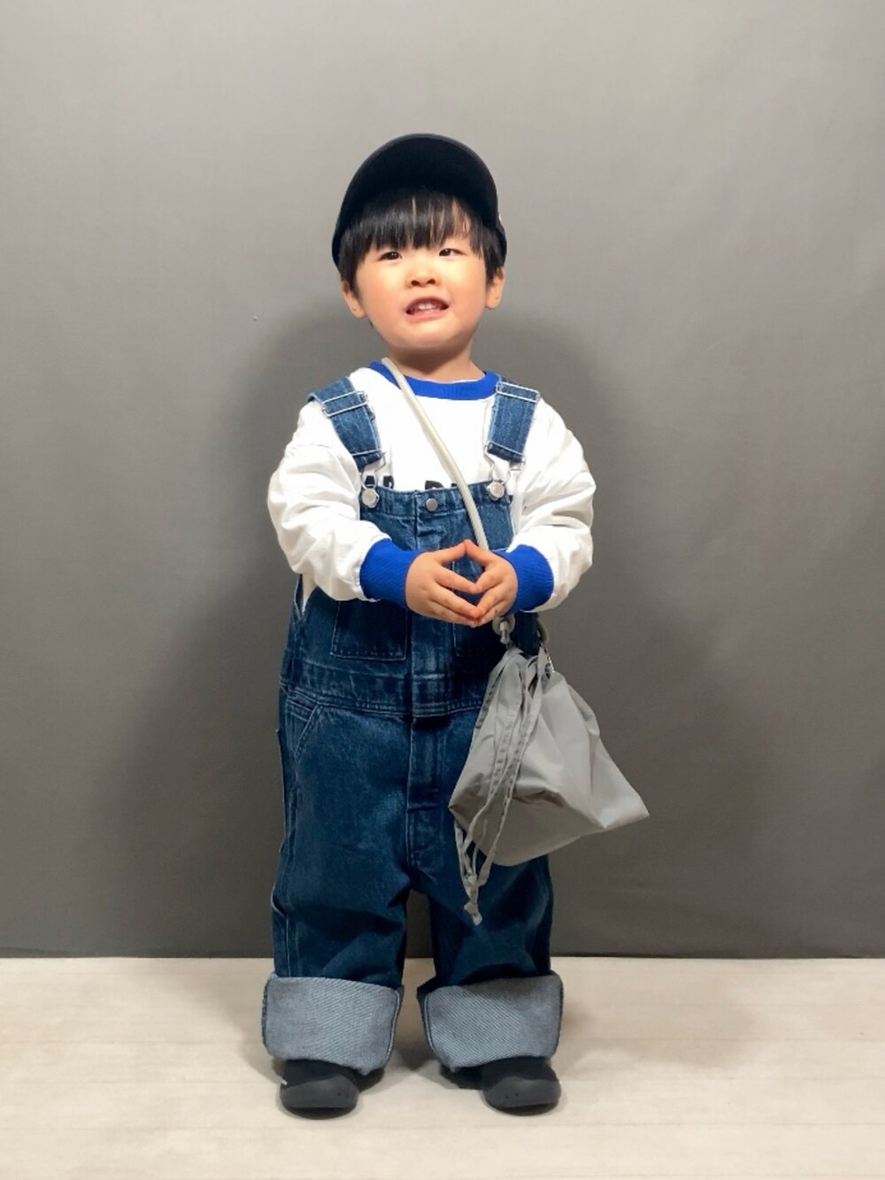 「お出かけコーデ、デニム、サロペット、サンダル、キャップ、ショルダーバッグ、休日スタイル、春色、春コーデ、レイヤードスタイル、カジュアルコーデ、デートコーデ、スポーツミックス、ロンT」｜「LOWRYS FARMのＭＲＭＥＮロンＴ　997300（Tシャツ/カットソー、ブルー系）」を使った、YU⭐︎さん（キッズ・90cm）の冬コーディネートの2枚目の写真