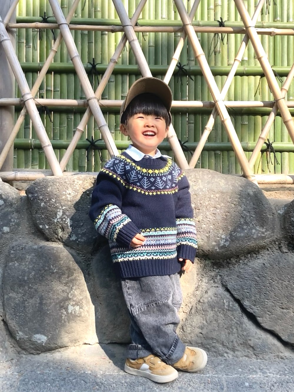 ブルー系のニット/セーター、ブルー系のシャツ/ブラウス、ブラック系のデニムパンツを着用したキッズの冬コーディネートの4枚目の写真