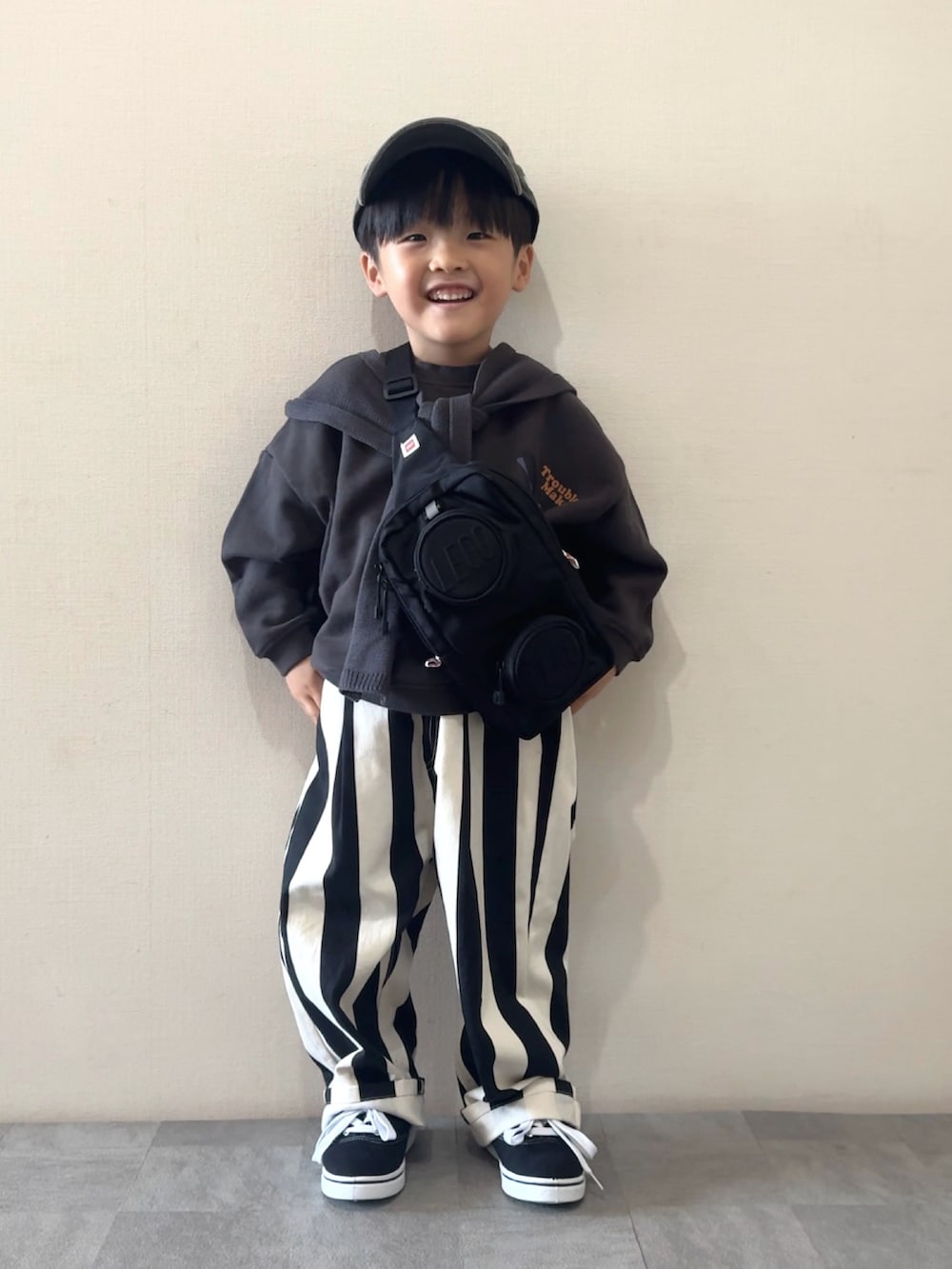 その他のその他パンツ、ブラック系のスニーカー、グレー系のスウェットを着用したキッズの秋コーディネートの3枚目の写真