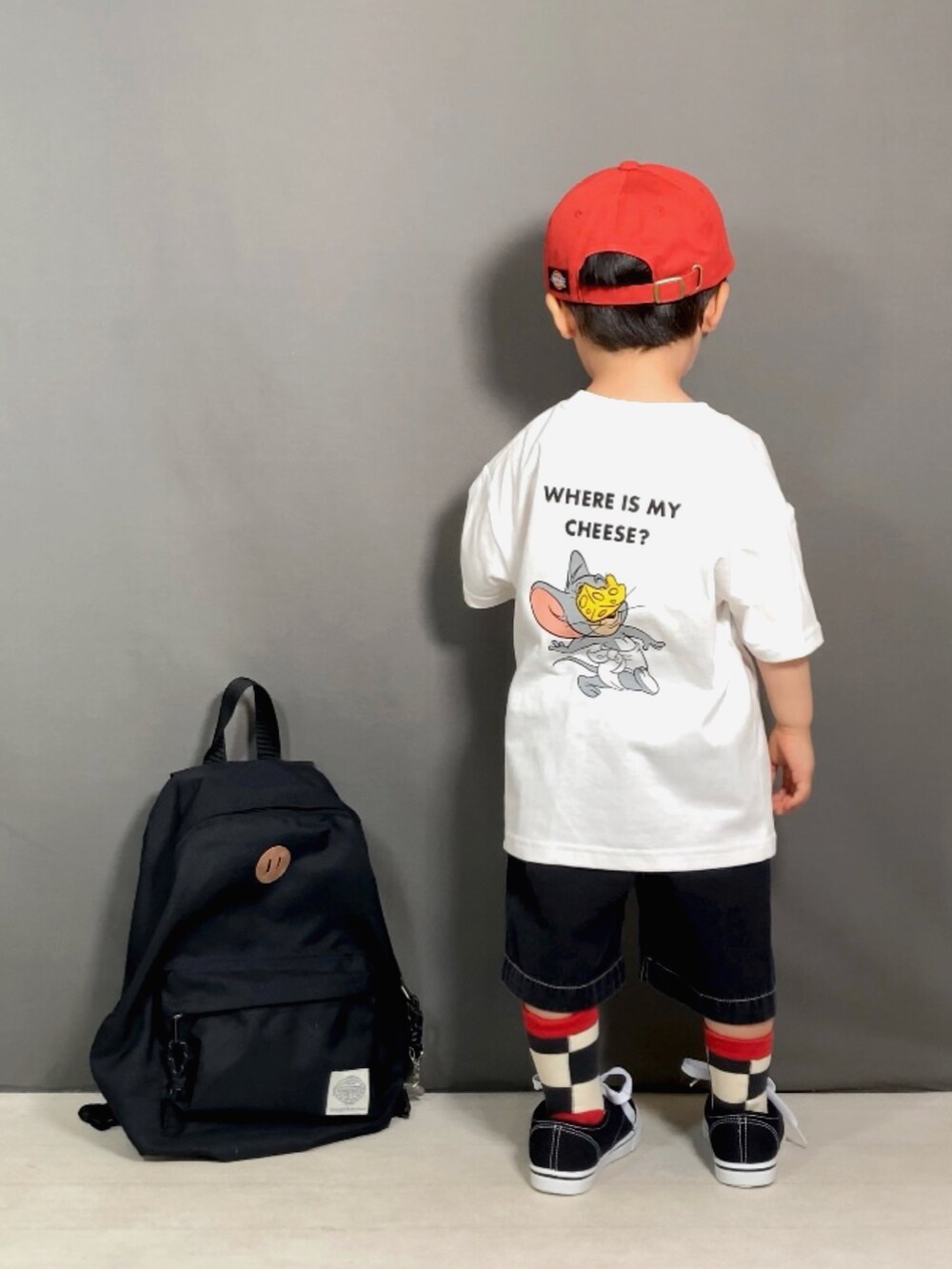 ホワイト系のTシャツ/カットソー、ブラック系のその他パンツ、ブラック系のバックパック/リュックを着用したキッズの春コーディネートの2枚目の写真