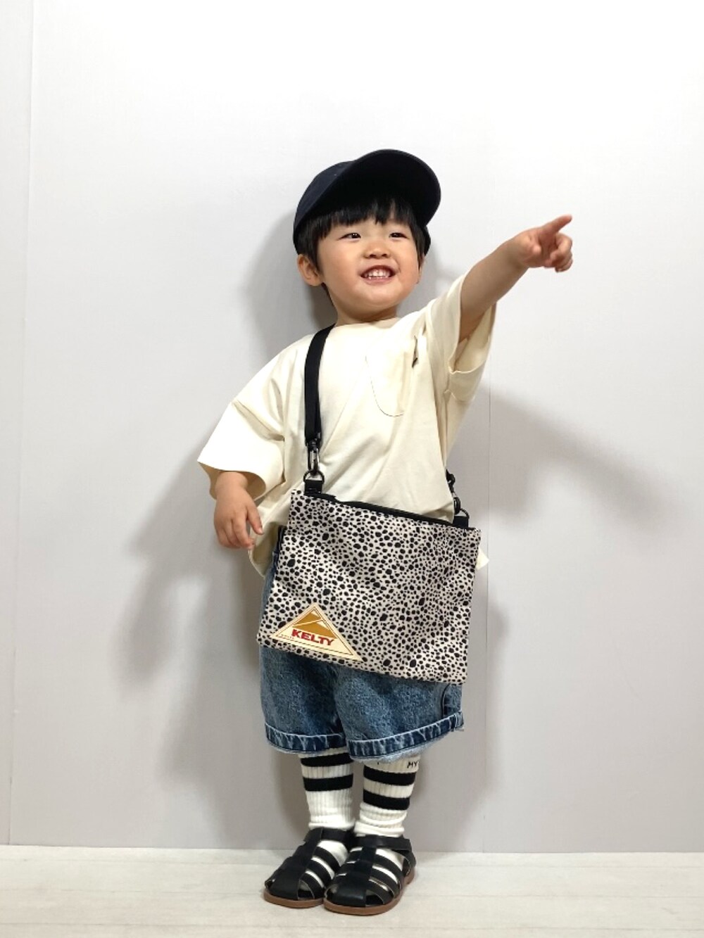 「シンプルコーデ、デニム、ショルダーバッグ、グルカサンダル、キャップ、プチプラ、初夏コーデ、休日スタイル、ビッグシルエット、モード、ストリート、ポシェット、モノトーン、ハーフパンツ、夏コーデ」｜「Life Support Productsの防汚加工ポケットTシャツ(80～150cm）（Tシャツ/カットソー、ホワイト系）」を使った、YU⭐︎さん（キッズ・90cm）の春コーディネートの5枚目の写真