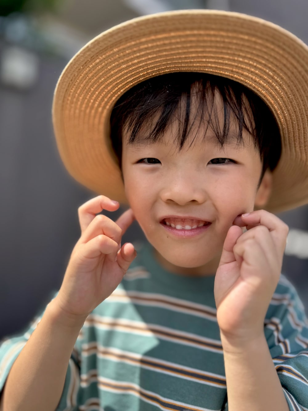 ブラウン系のその他パンツ、グリーン系のTシャツ/カットソー、ブラック系のサンダルを着用したキッズの夏コーディネートの4枚目の写真