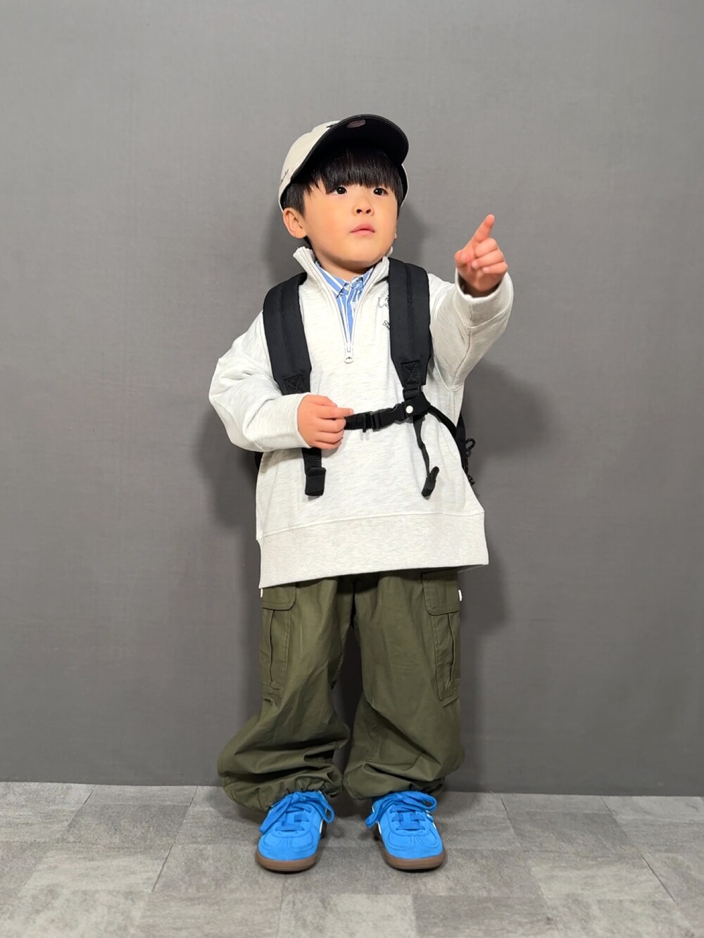 「レイヤードスタイル、カーゴパンツ、今日のコーデ、スウェット、シャツスタイル、ストライプシャツ、スニーカー、キャップ、休日スタイル、お出かけコーデ、春色、きれいめカジュアル、ハーフジップ」|「NCAAの【NCAA】ロゴプリントハーフジップスウェット(スウェット、グレー系)」を使った、YU⭐︎さん(キッズ・100cm)の冬コーディネートの2枚目の写真