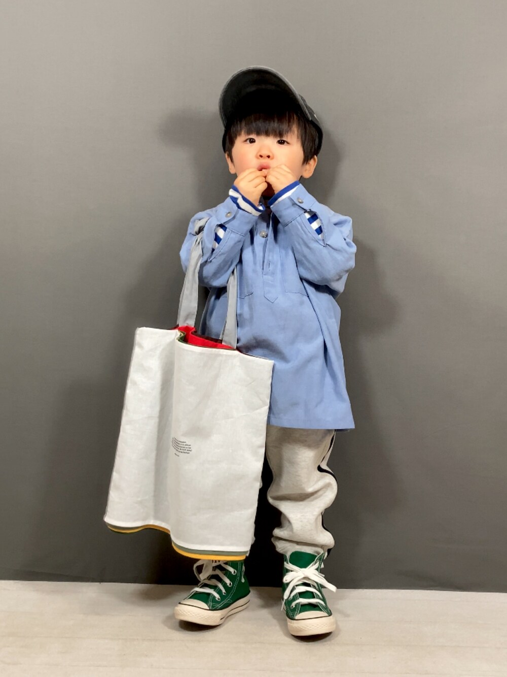 「春コーデ、キャップ、スニーカー、スポーツミックス、スウェットパンツ、ボーダー、トートバッグ、春色、春服みてみて、カジュアルコーデ、休日スタイル、お出かけコーデ、デートコーデ、淡色コーデ、パステルカラー」｜「PAIRMANON STREETの【PAIRMANON STREET】アノラック シャツ 長袖 胸ポケット（シャツ/ブラウス、ブルー系）」を使った、YU⭐︎さん（キッズ・90cm）の冬コーディネートの3枚目の写真