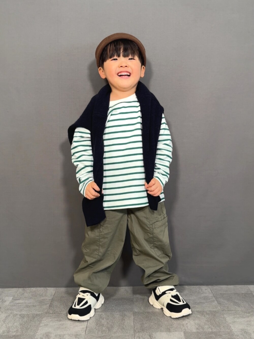 「ロンT、プチプラ、レイヤードスタイル、カーディガン、ニット、カーゴパンツ、スニーカー、ニット帽、春色、休日スタイル、きれいめカジュアル、淡色コーデ、ボーダー、韓国子供服」｜「UNIQLOのアイテム（Tシャツ/カットソー、グリーン系）」を使った、YU⭐︎さん（キッズ・100cm）の春コーディネートの2枚目の写真